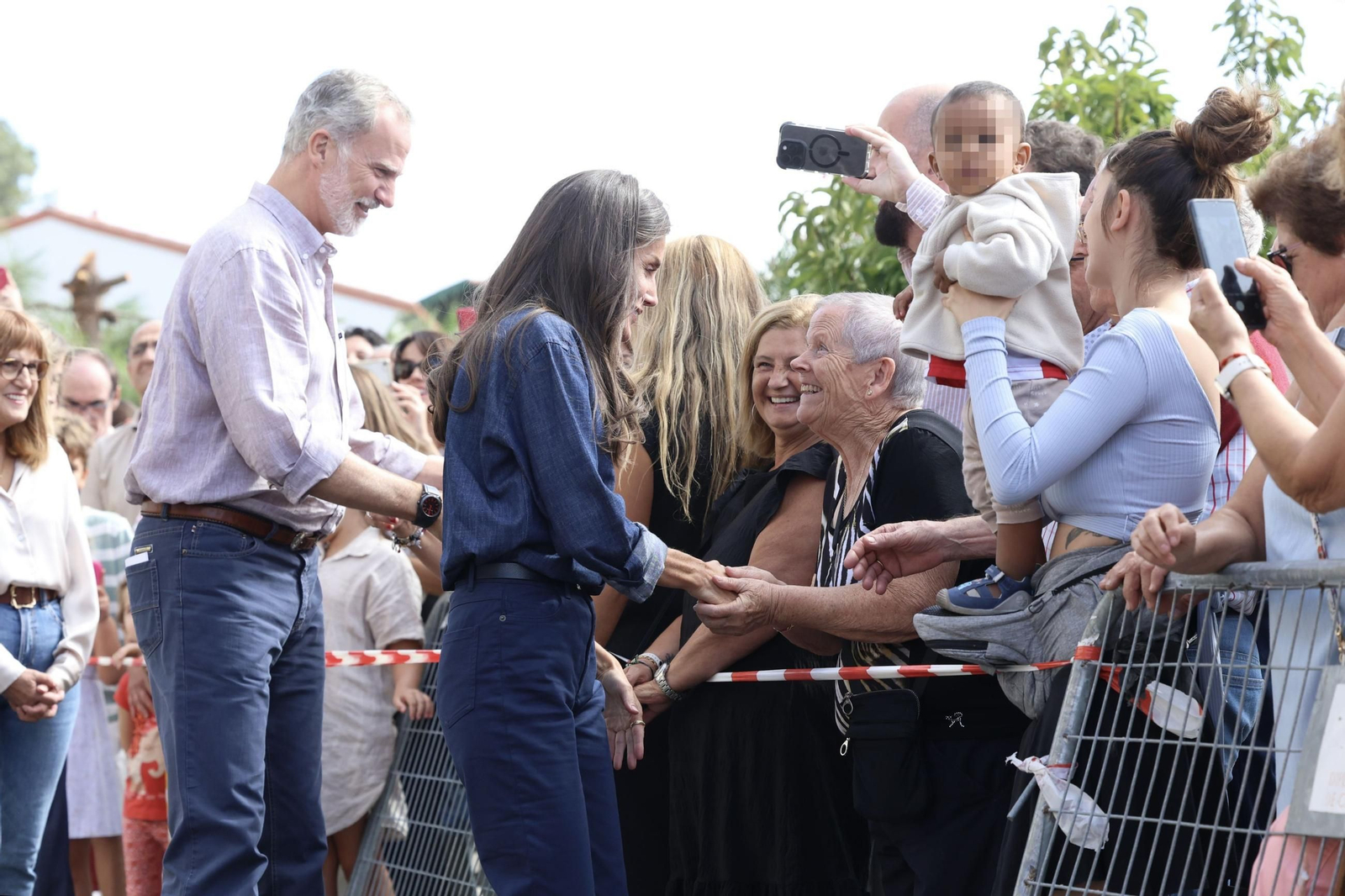 Los Reyes saludan a los vecinos de Rebollar, una de las zonas más afectadas por el fuego de Jarilla (Cáceres).