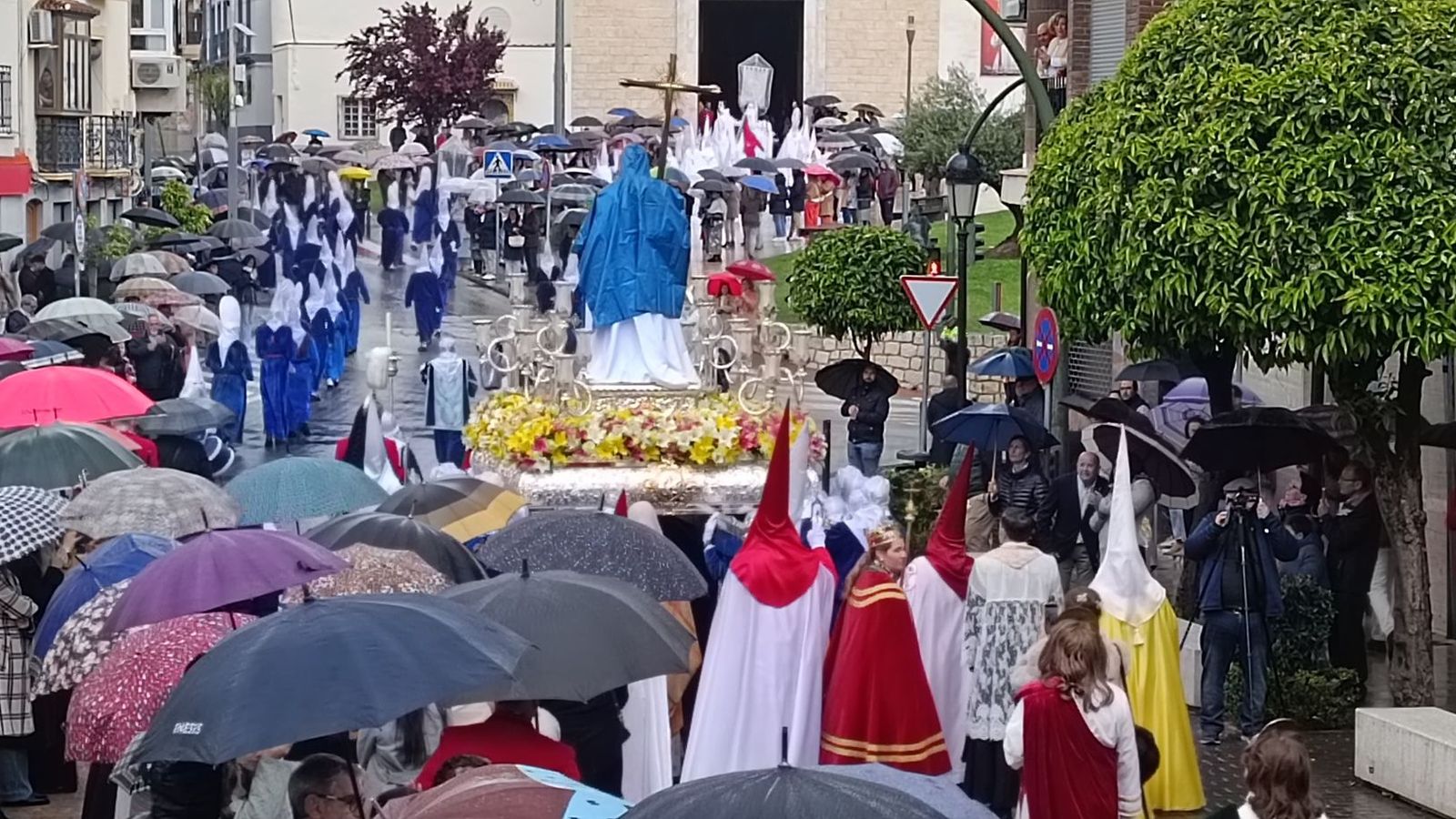 Cristo Resucitado regresa a la iglesia de Guadalupe tapado con un plástico.