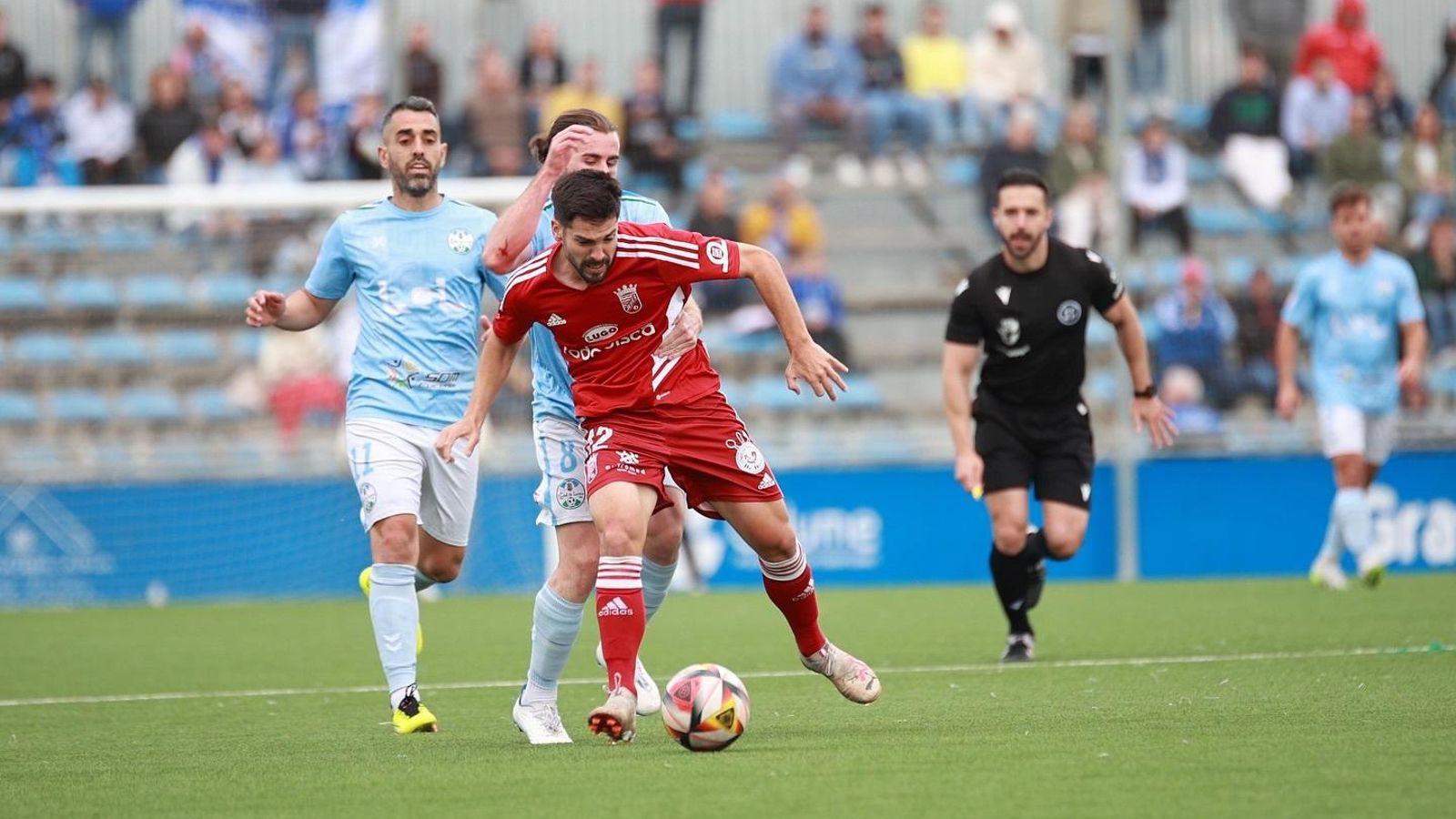 Paco Torres, agarrado por Alberto García, se marcó un partidazo.