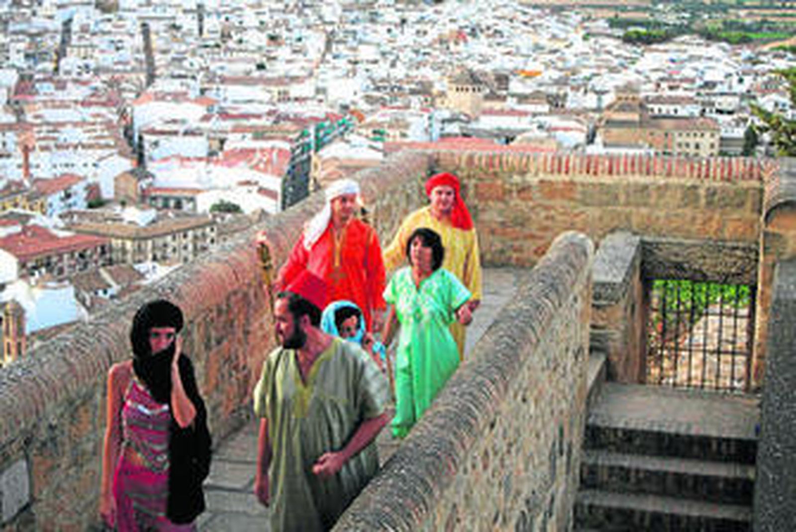 Durante la visita se recrean acontecimientos históricos de Antequera, acompañadas con espectaculares vistas de la ciudad y de la puesta de sol.