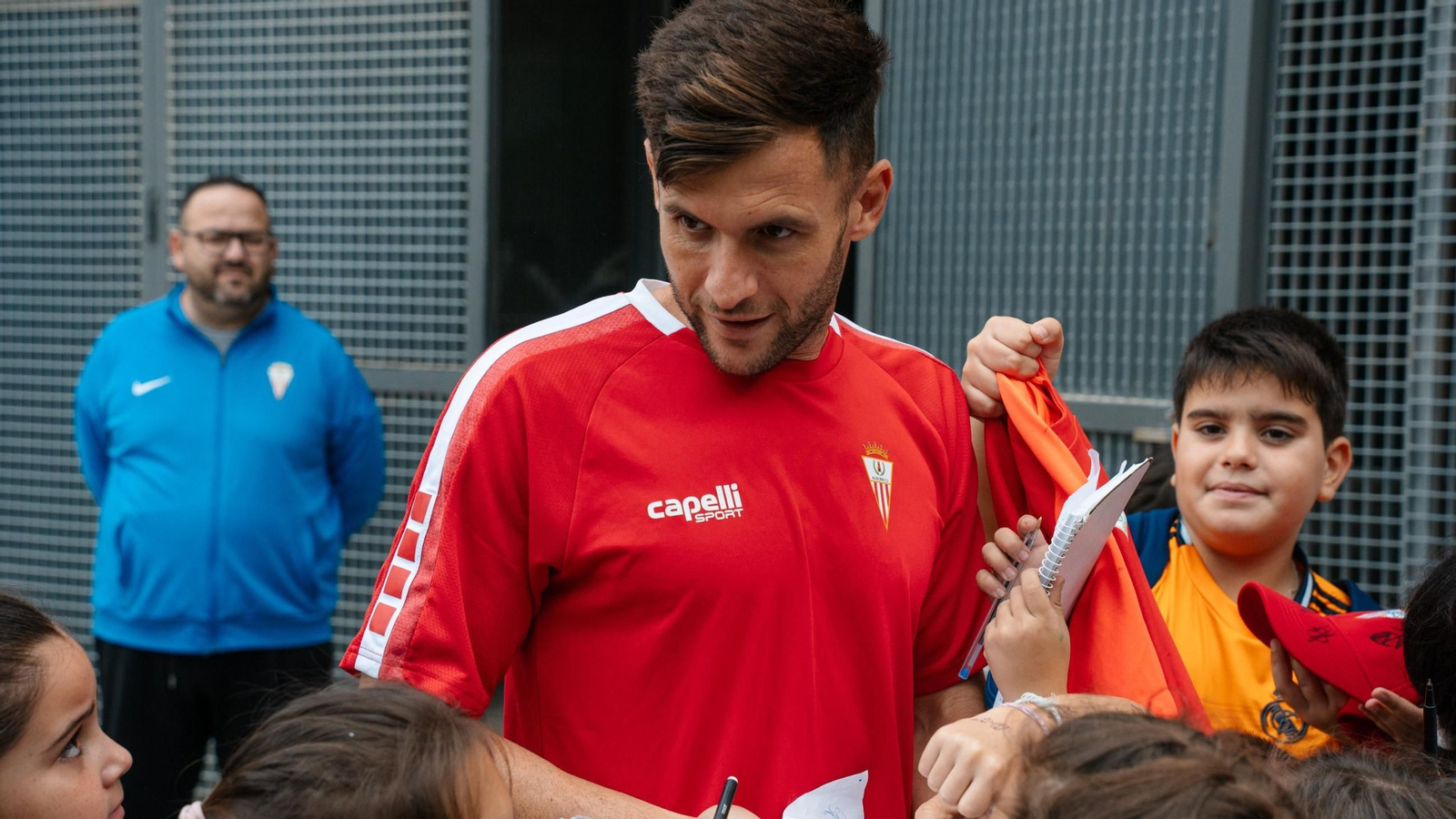 Iván Turrillo firma autógrafos a escolares que han visitado el Nuevo Mirador.