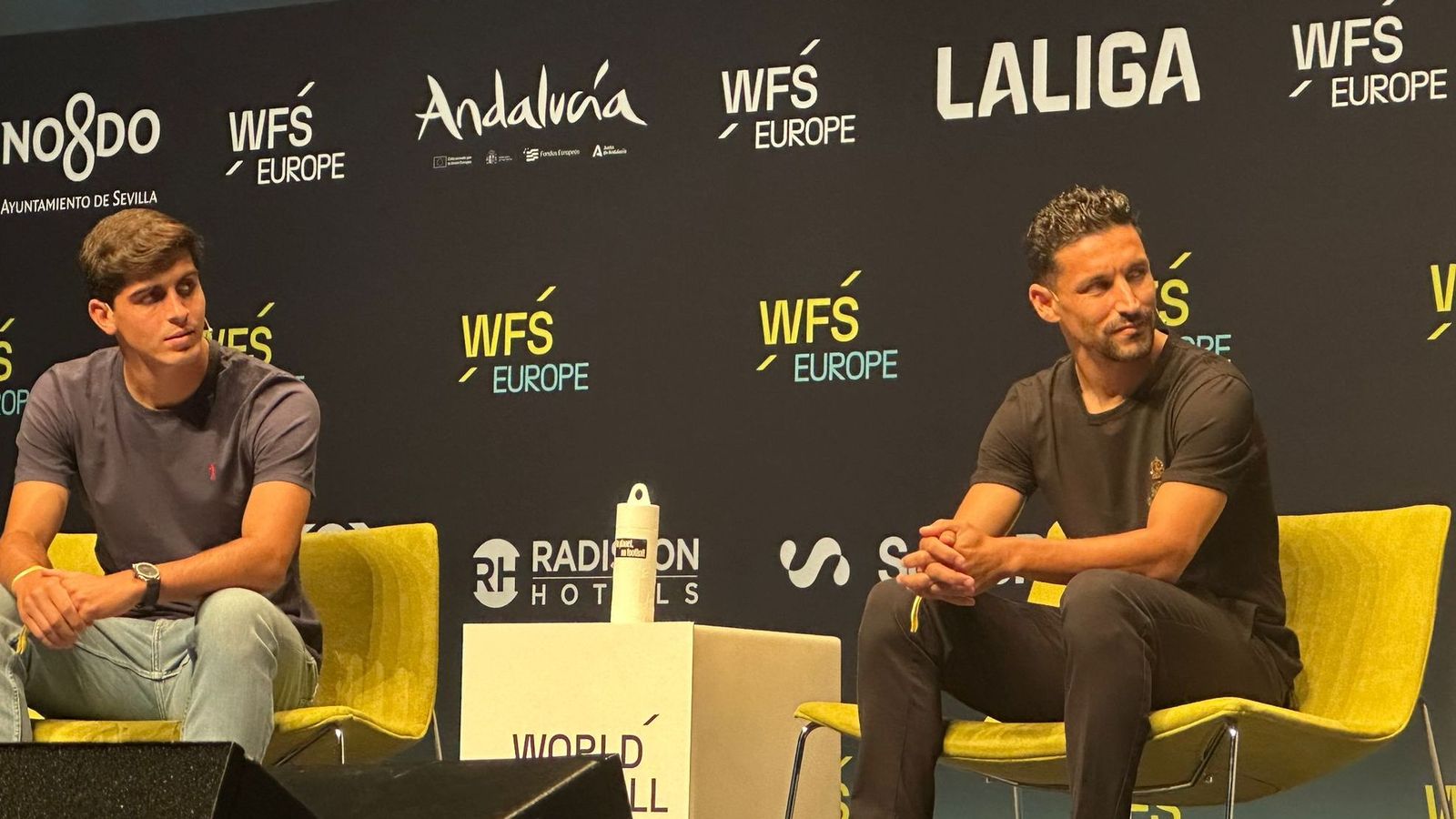 Jesús Navas y Juanlu Sánchez durante el World Football Summit.