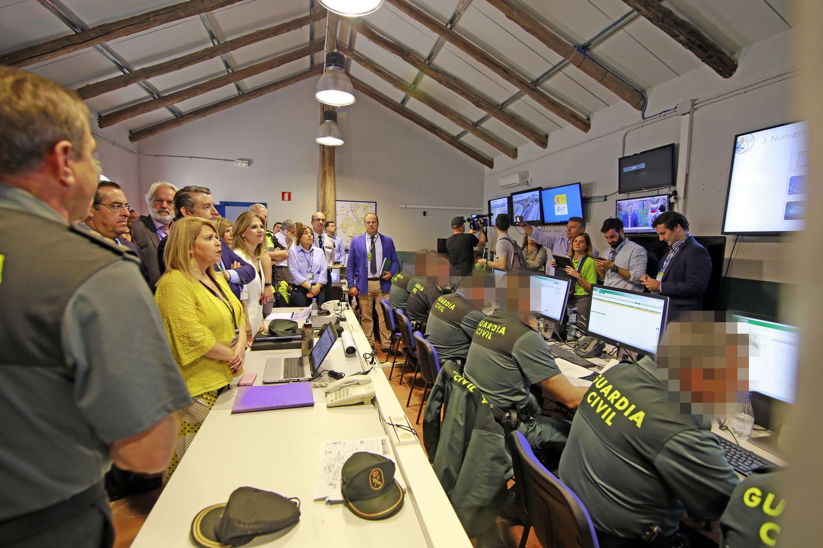 Visita de autoridades al Puesto de Mando Avanzado del Mundial de Motociclismo