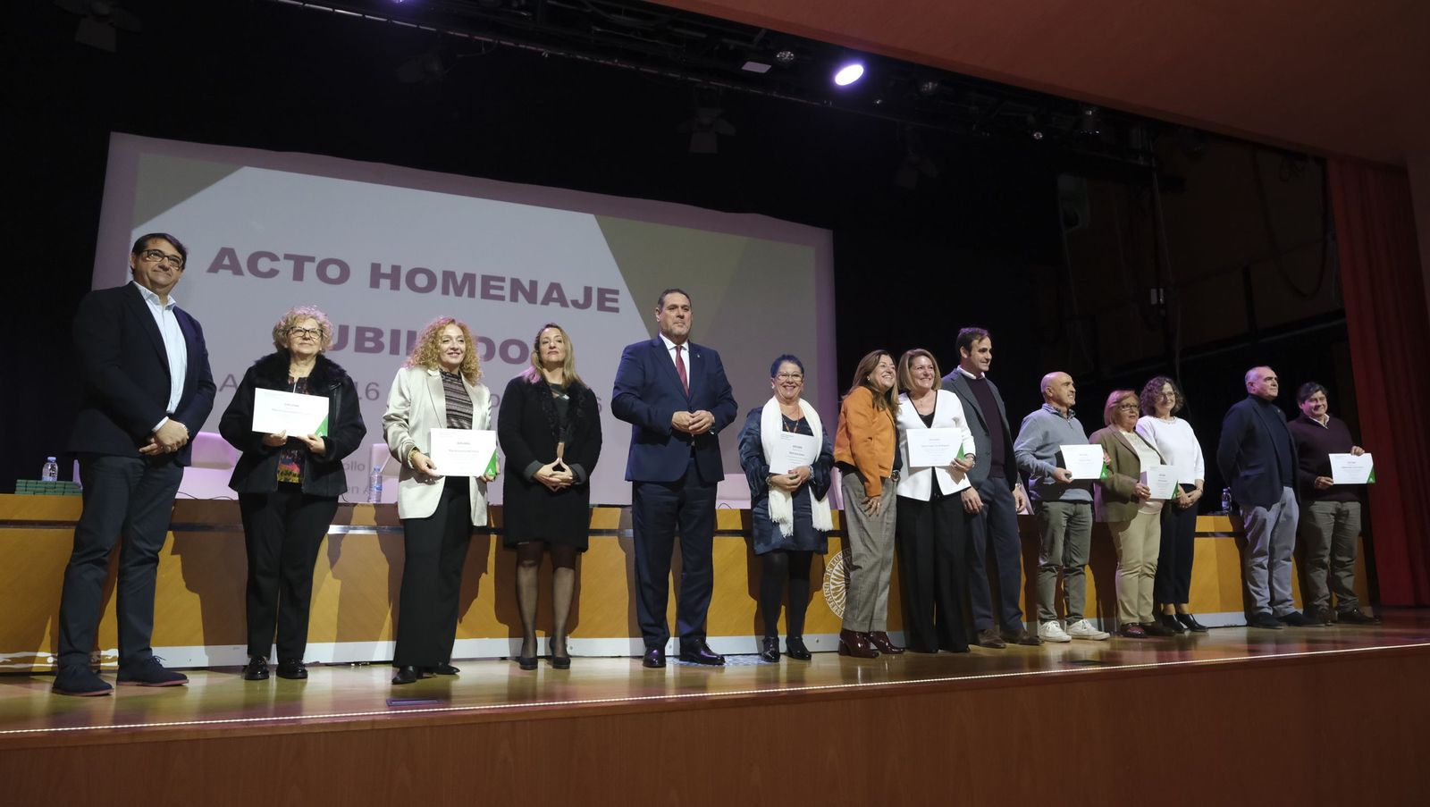 Los maestros docentes jubilados reciben su homenaje en la paraninfo de la UAL