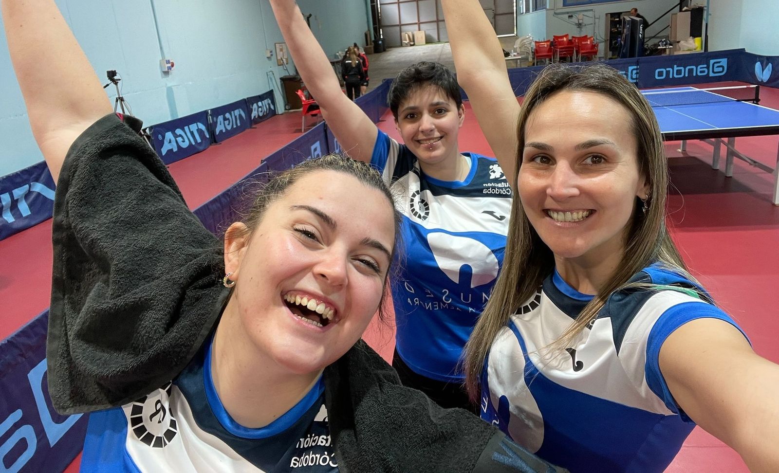 La tripleta prieguense celebra el triunfo en Mallorca.