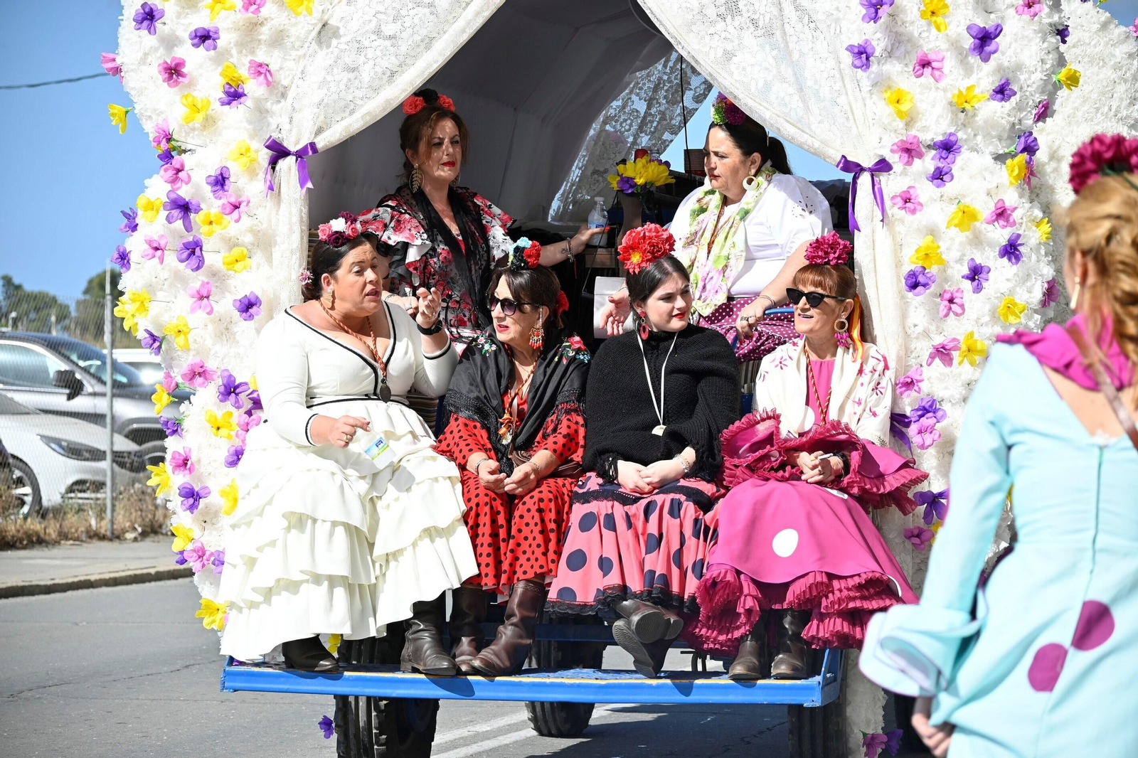 Imágenes de los peregrinos de la Hermandad de Emigrantes en su salida por las calles de Huelva