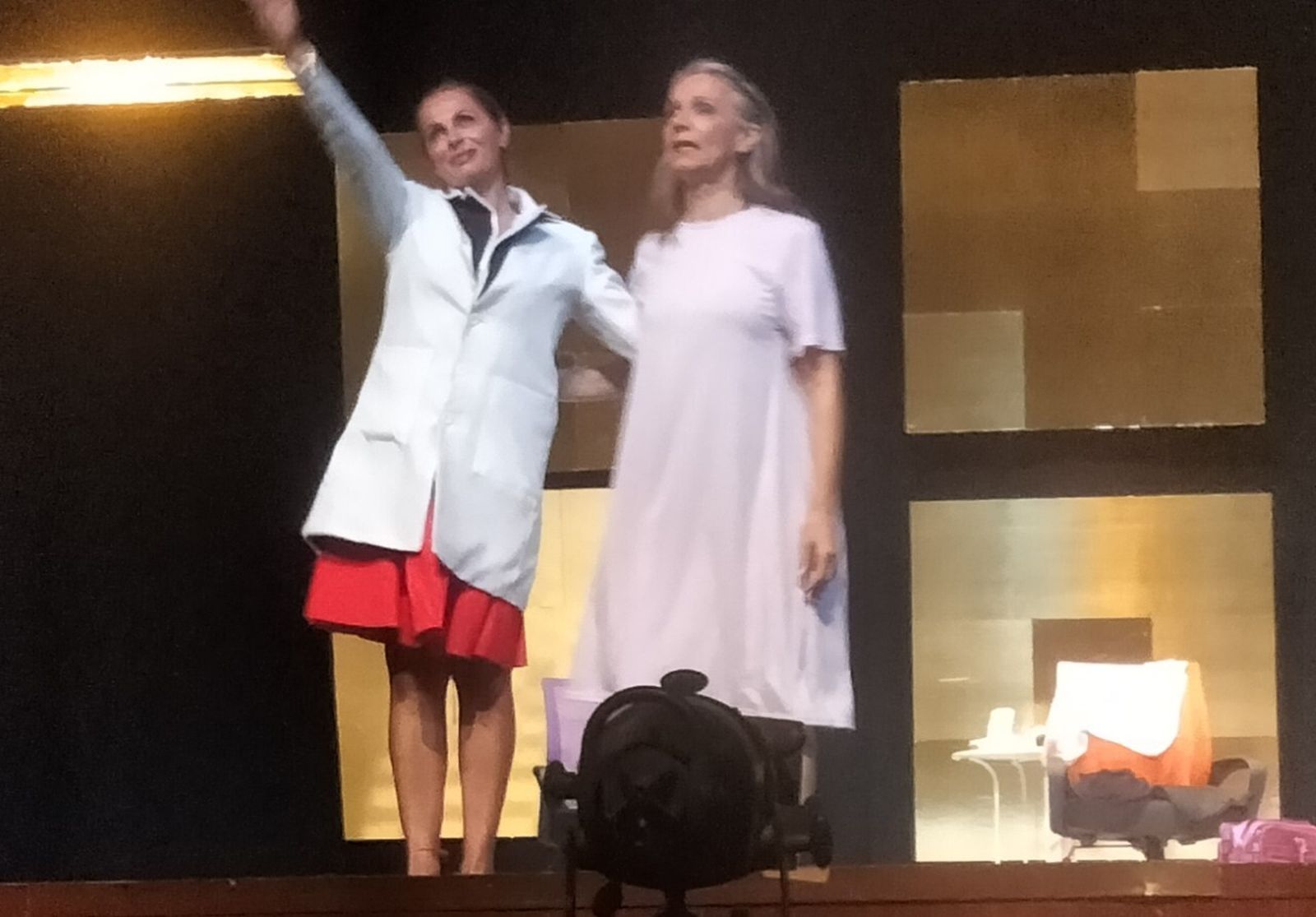 Las actrices, saludando al final de la representación.