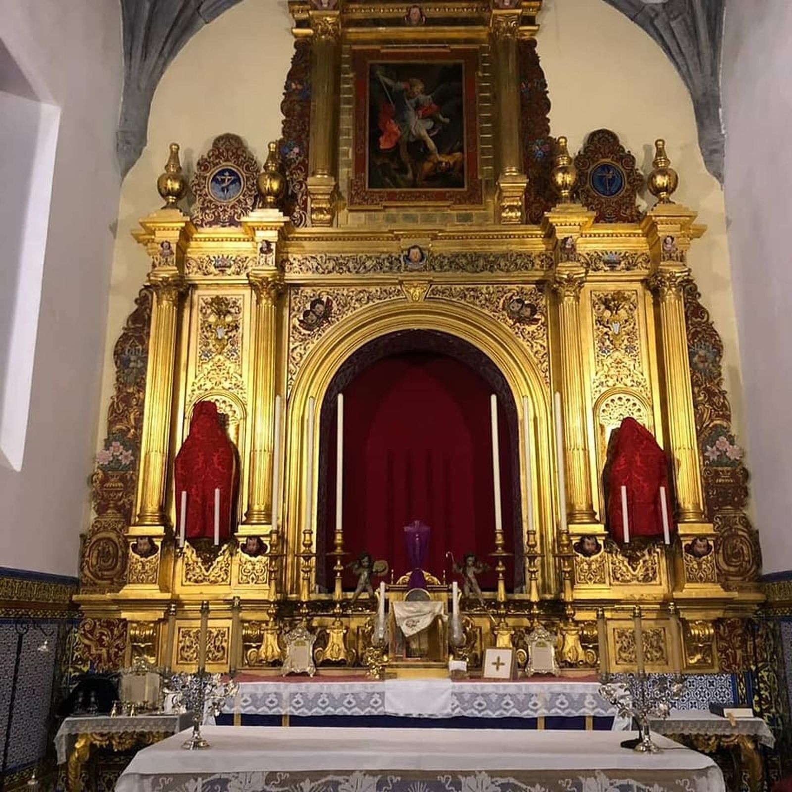 El altar de la Divina Pastora, velado desde el Domingo de Pasión al de Resurrección. La imagen titular también permanece oculta.