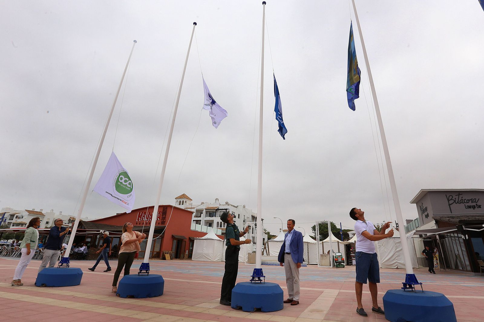 Las enseñas ya ondean en la plaza de Las Banderas, situada en el paseo marítimo.