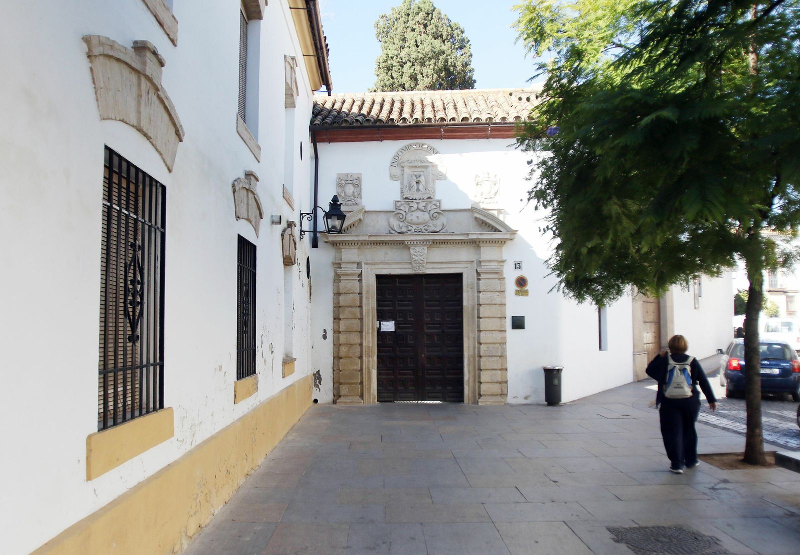 Puerta del antiguo convento de Santa Isabel.