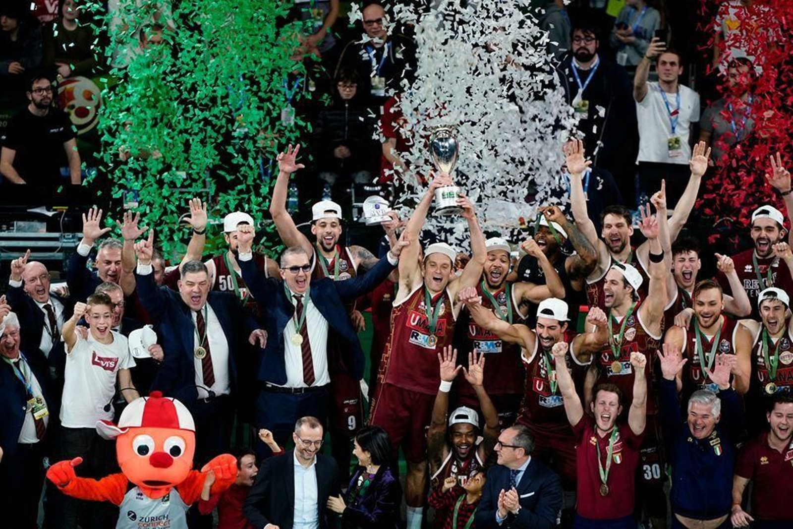 El Umana Reyer Venezia celebra la Copa de Italia.