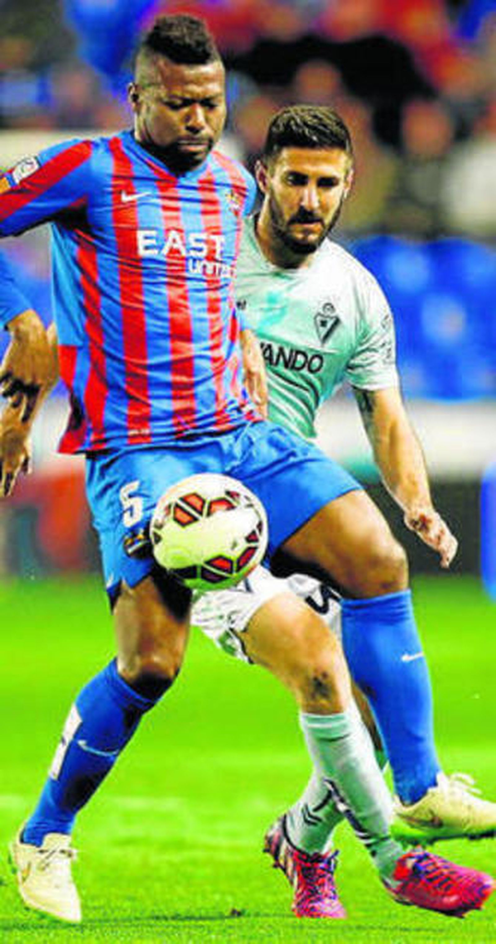 Kalu Uche junto a Raúl Navas.