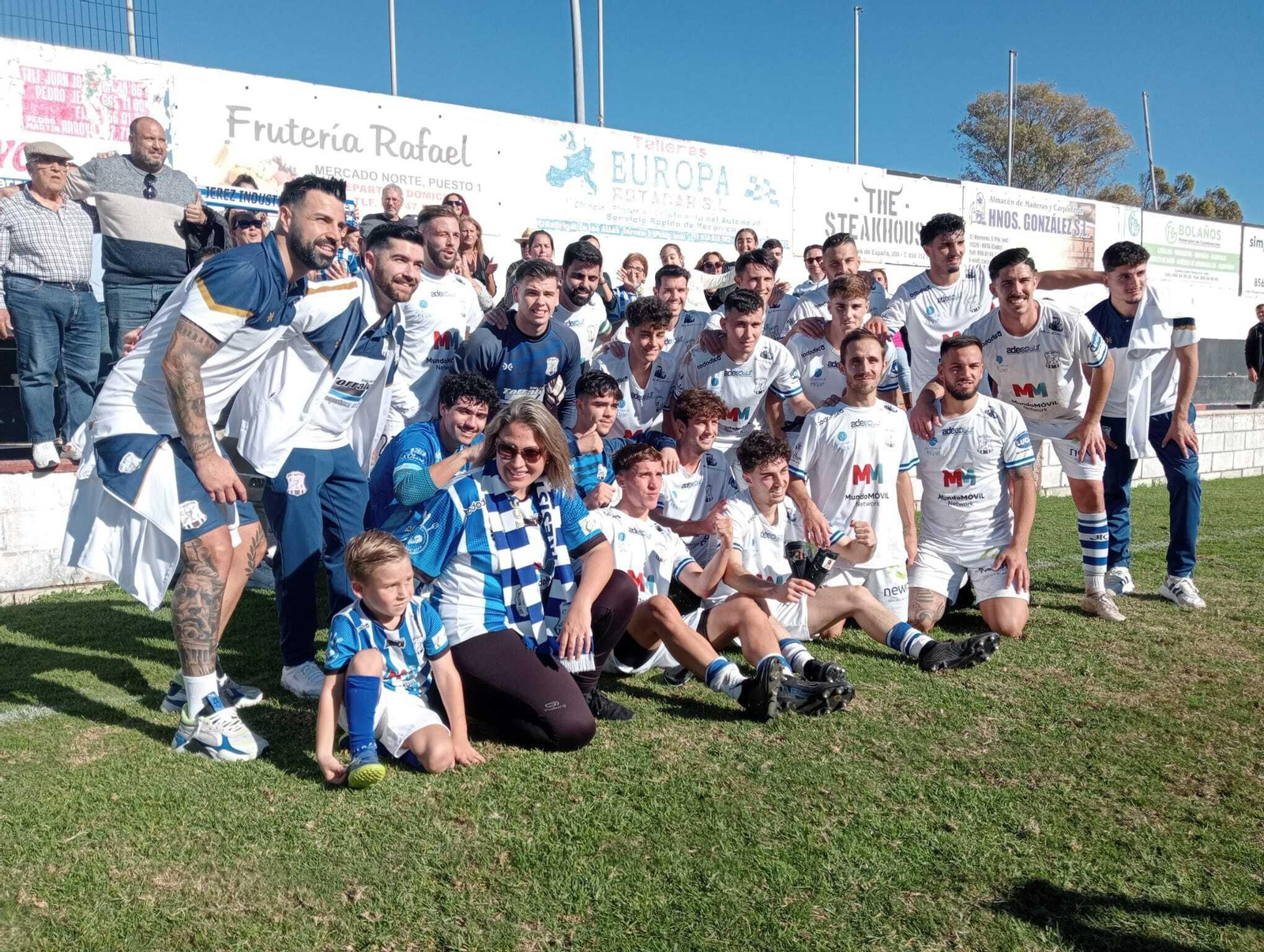 Los jugadores del Jerez Industrial posan con los aficionados tras el empate ante la Roteña.