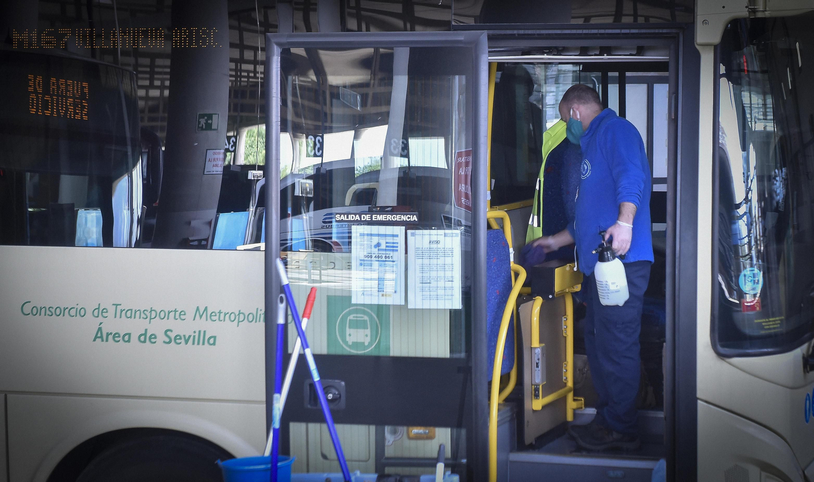 Un operario limpia un autobús del Consorcio de Transporte Metropolitano antes de subirse los usuarios.