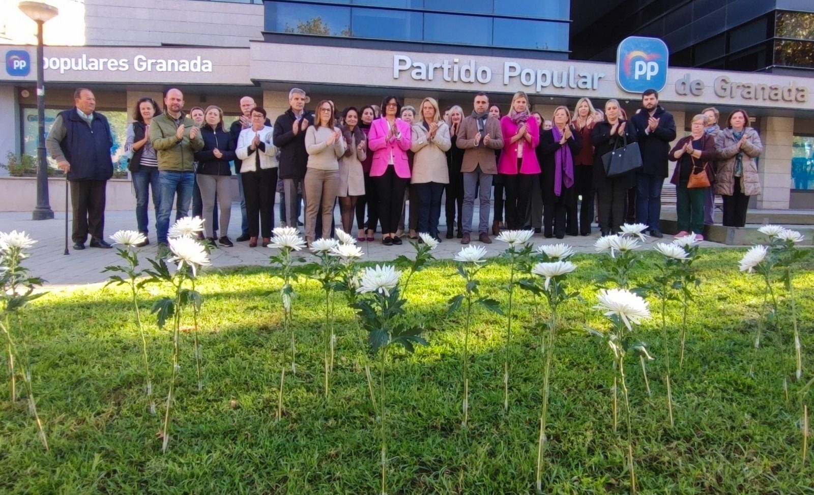 Flores plantadas frente a la sede del PP