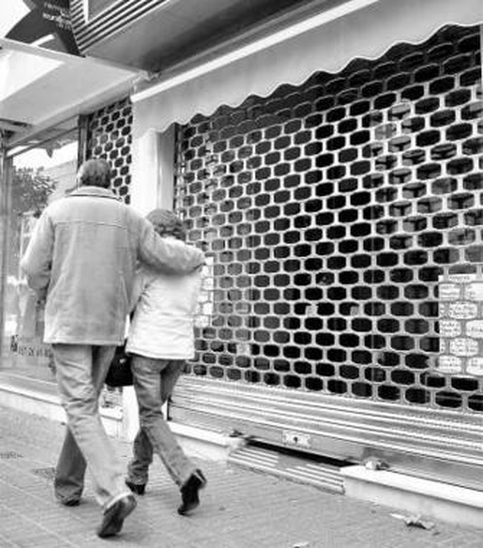 Clientes de las tiendas del Centro aprovechan el primer día de rebajas para acceder a los mejores precios.