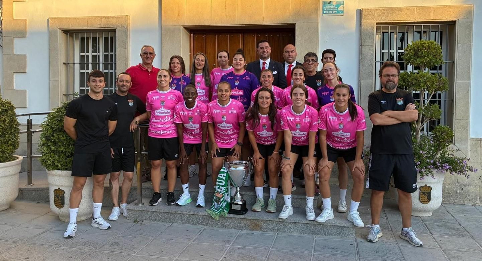 Salvador Ruiz, alcalde de Guadalcacín, recibió al equipo en el Ayuntamiento.