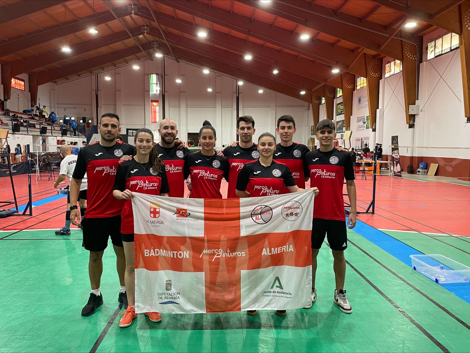 Los jugadores del conjunto almeriense posan con la bandera de la provincia.