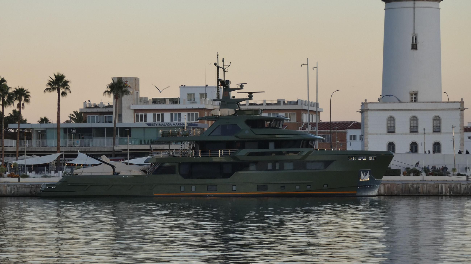 Yate 'Nasiba' atracado en el muelle número uno junto a la Farola