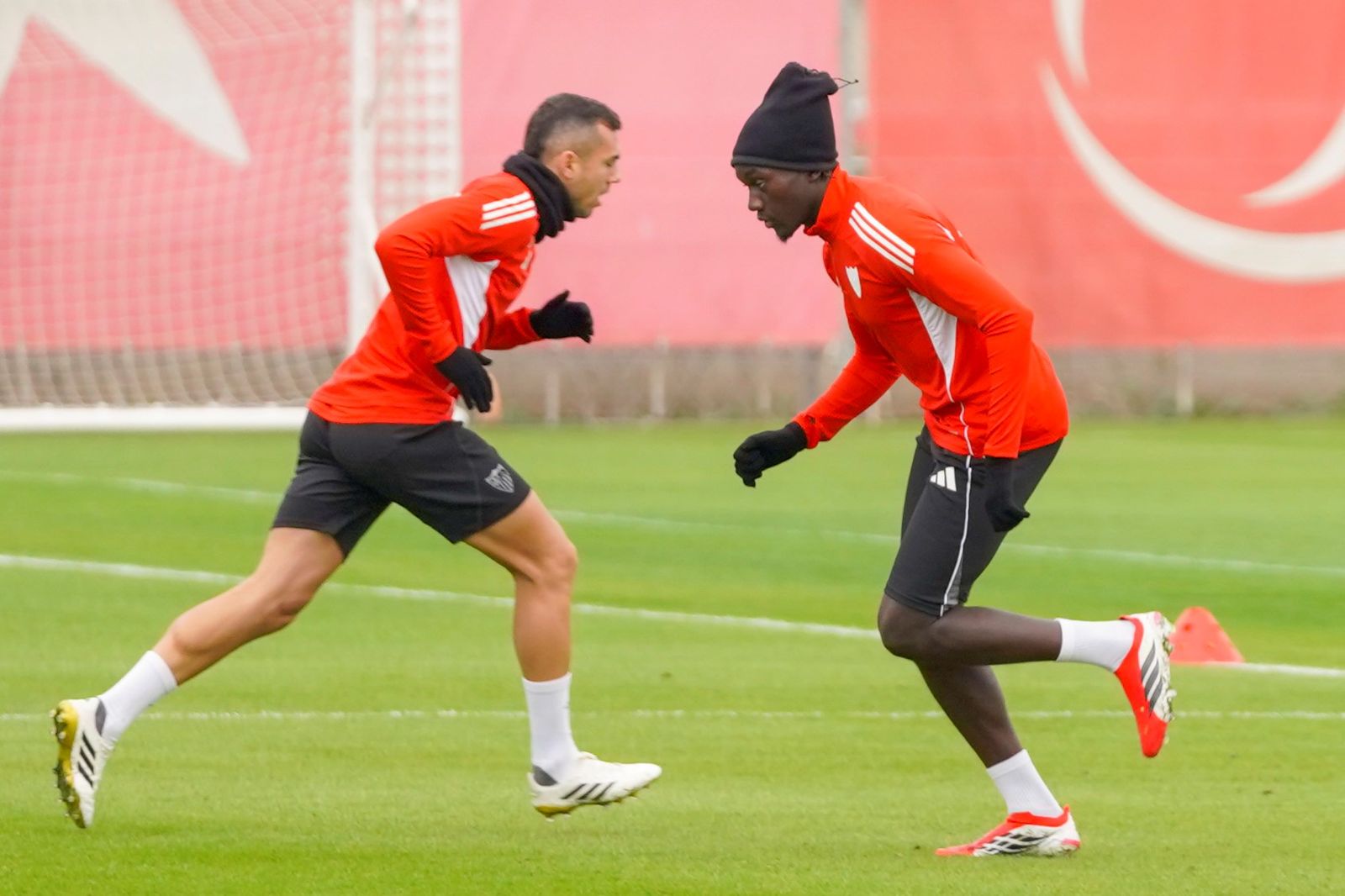 Batista Mendy se cruza con Joan Jordán en un entrenamiento de esta semana.