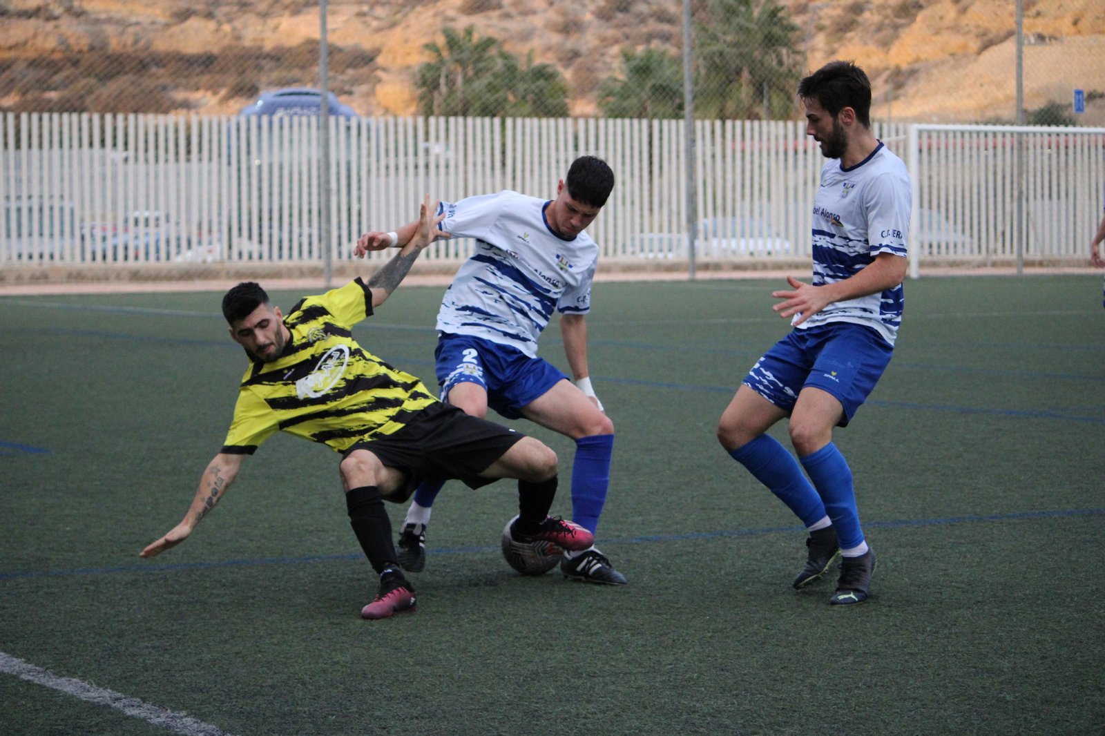 Chapa, del Vera, trata de robarle el balón a Pepiche, del Viator, en una acción del encuentro.