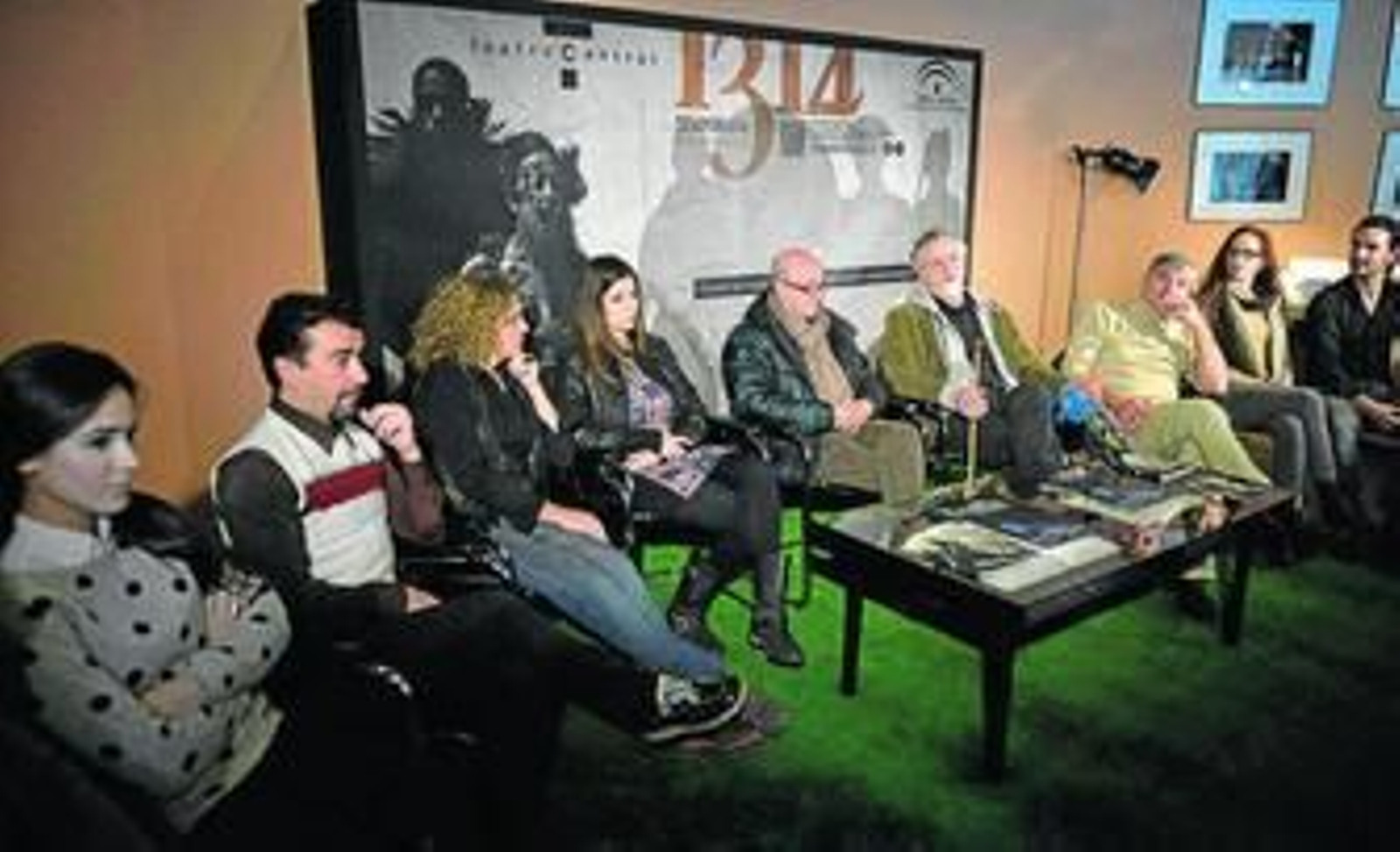 Manuel Llanes y Ramón Bocanegra, en el centro, junto a parte de los actores de 'Oliver Twist' ayer en el Central.