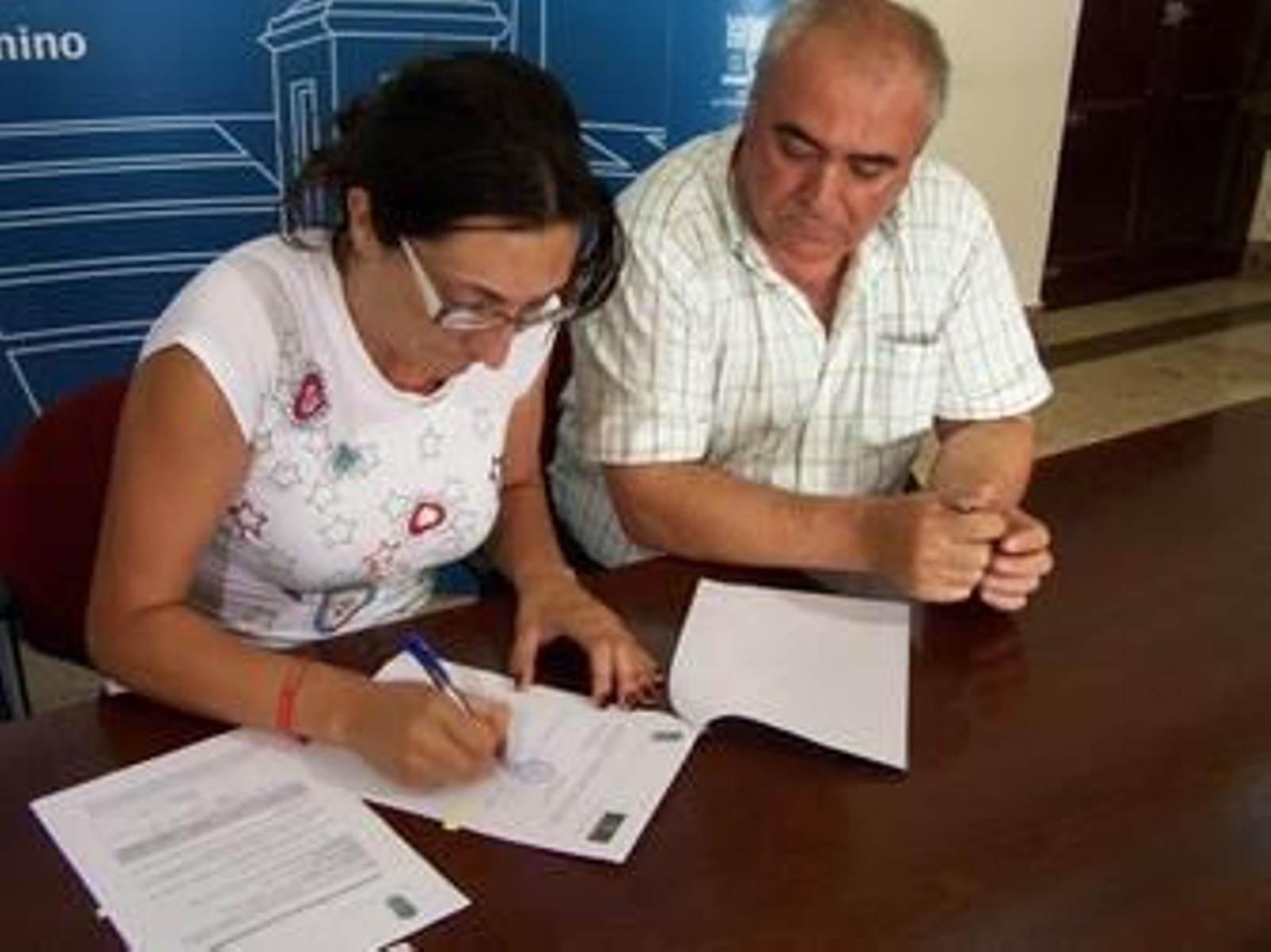 Loles López y Lorenzo Castilla, en la firma del convenio.