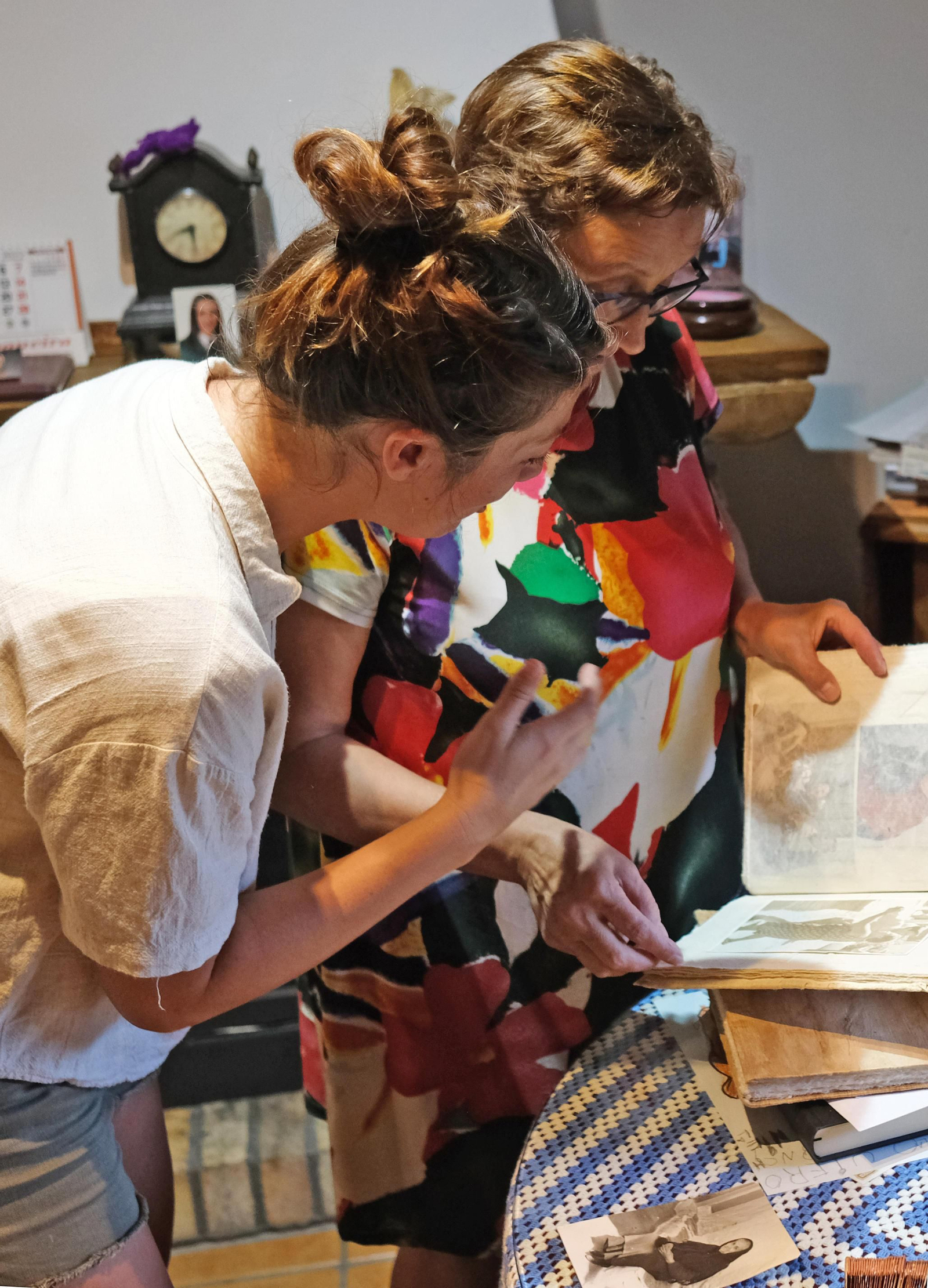 Conchi, vecina de Pampaneira, muestra imágenes de su álbum familiar.