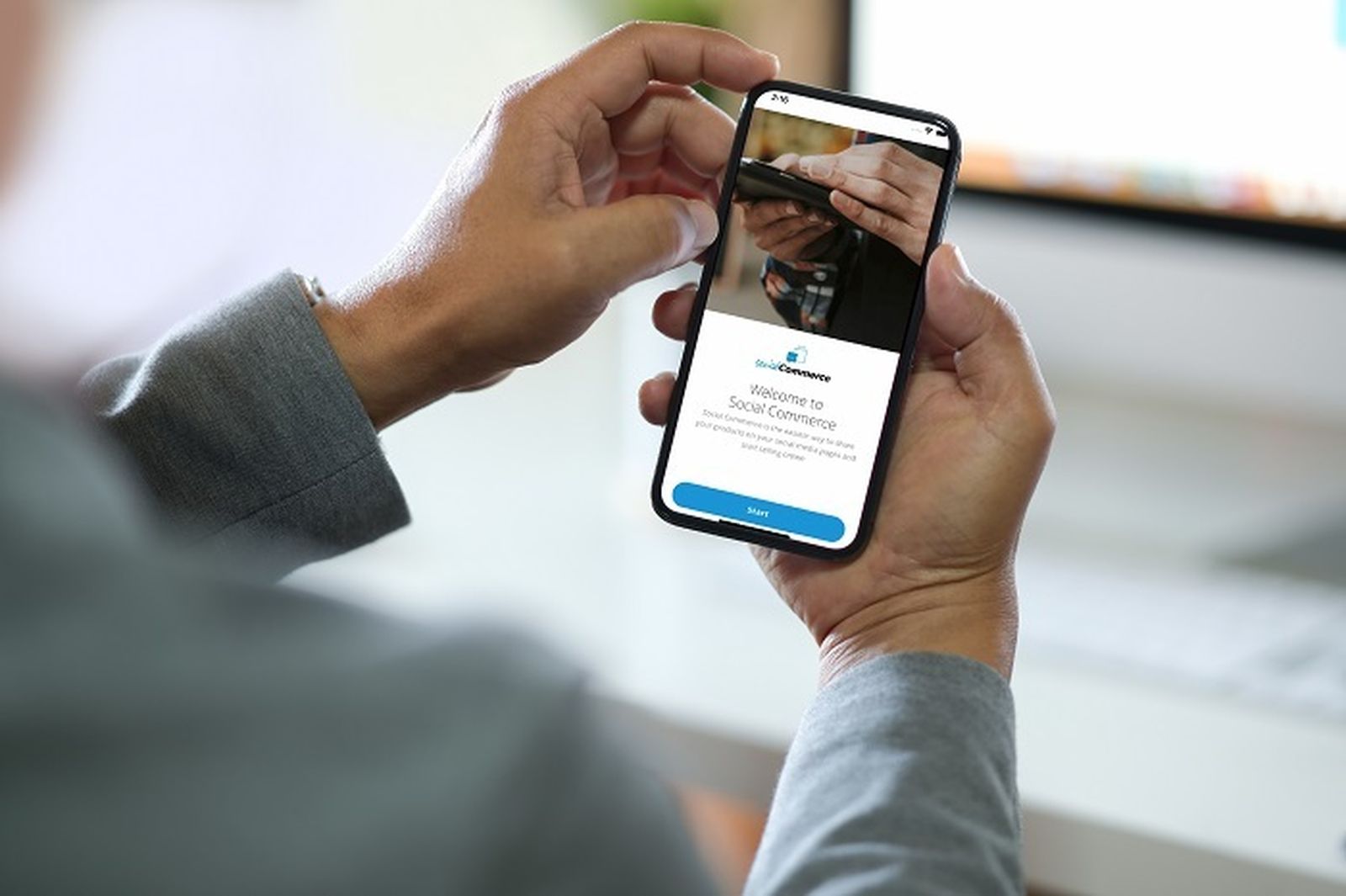 Un usuario de Caixabnak utilizando la herramienta Social Commerce.