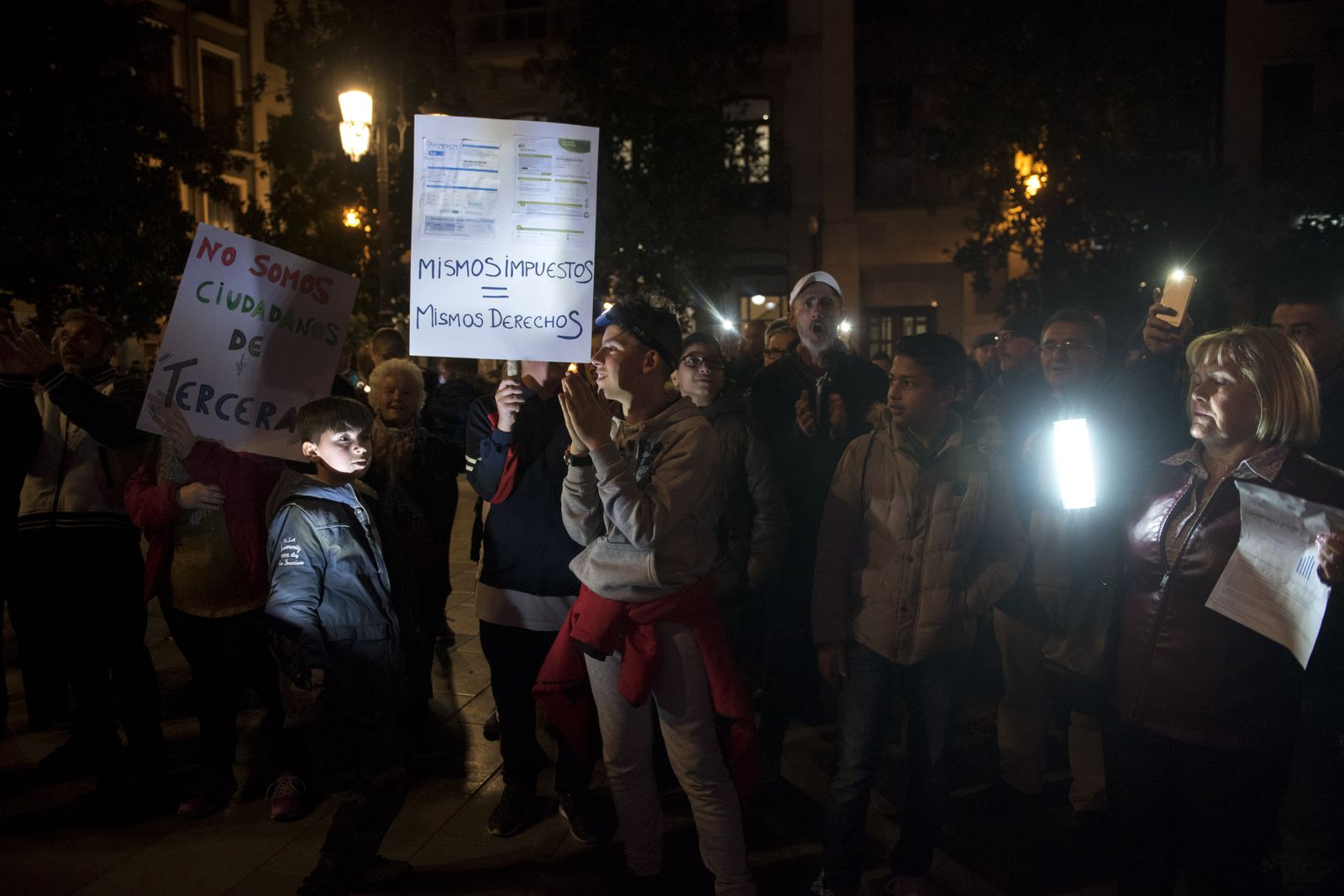 Una de las últimas manifestaciones que han tenido lugar en Granada a raíz de los cortes de luz que sufren los vecinos de la zona Norte.