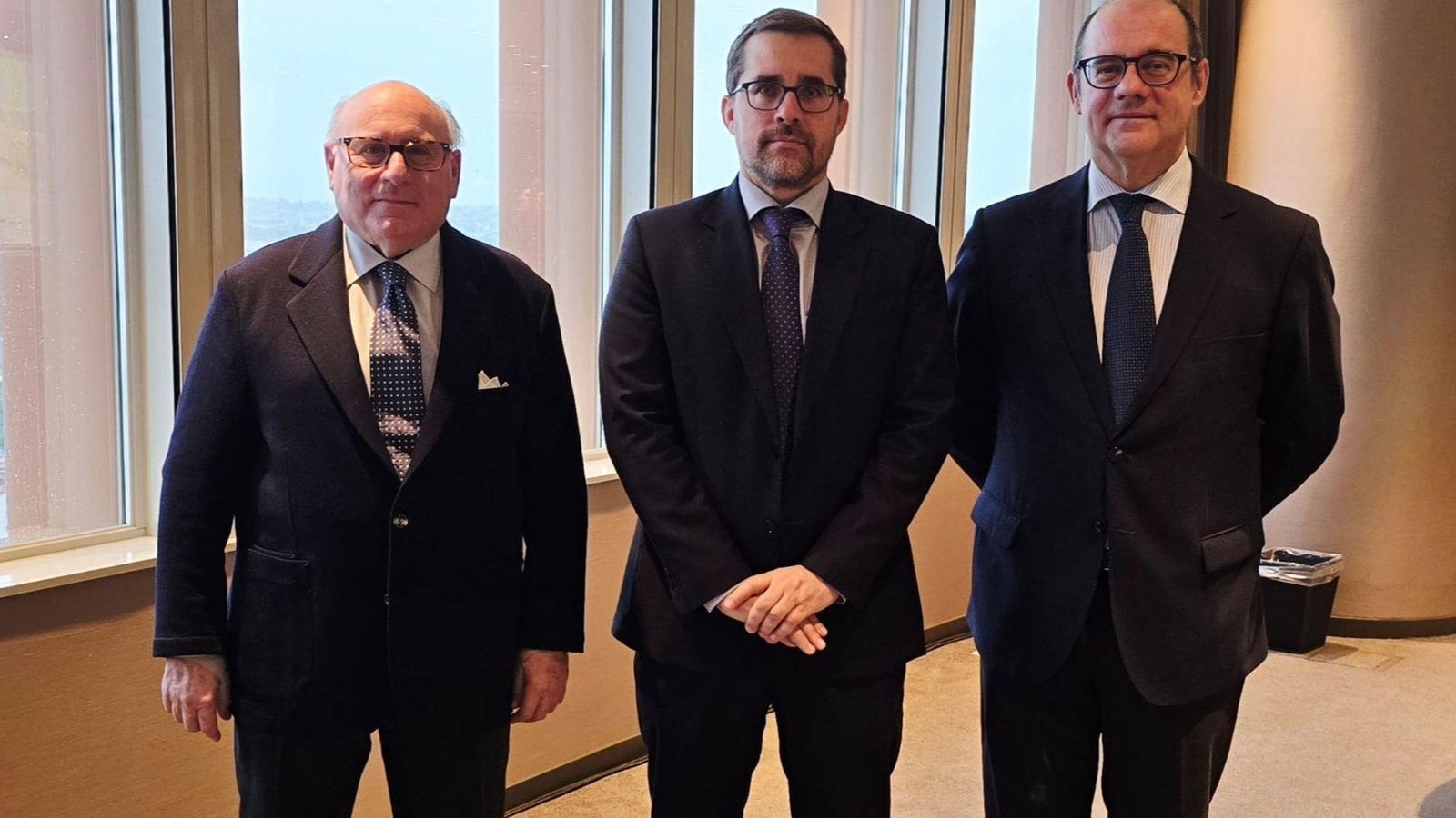 De izquierda a derecha: Francisco Javier Moreno Muruve, presidente de Fedeme, José Javier Alonso Membrives, secretario general de Industria y Minas de la Junta de Andalucía y José Ignacio Moya, director general de Faconauto.