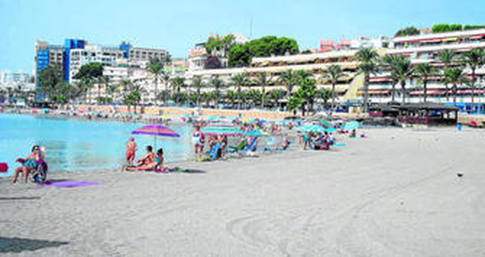 Vista de bañistas en la playa de Aguadulce, en el término municipal de Roquetas de Mar.
