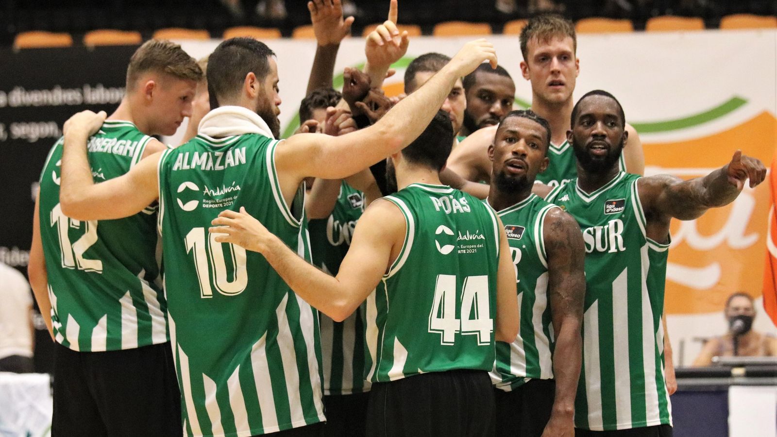 Los jugadores del Coosur Betis hacen el corro tras un partido.