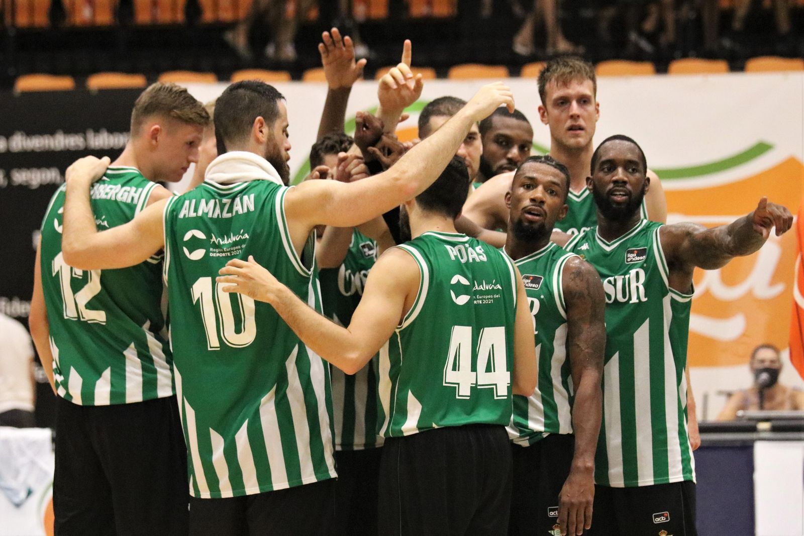 Los jugadores del Coosur Betis hacen el corro tras un partido.