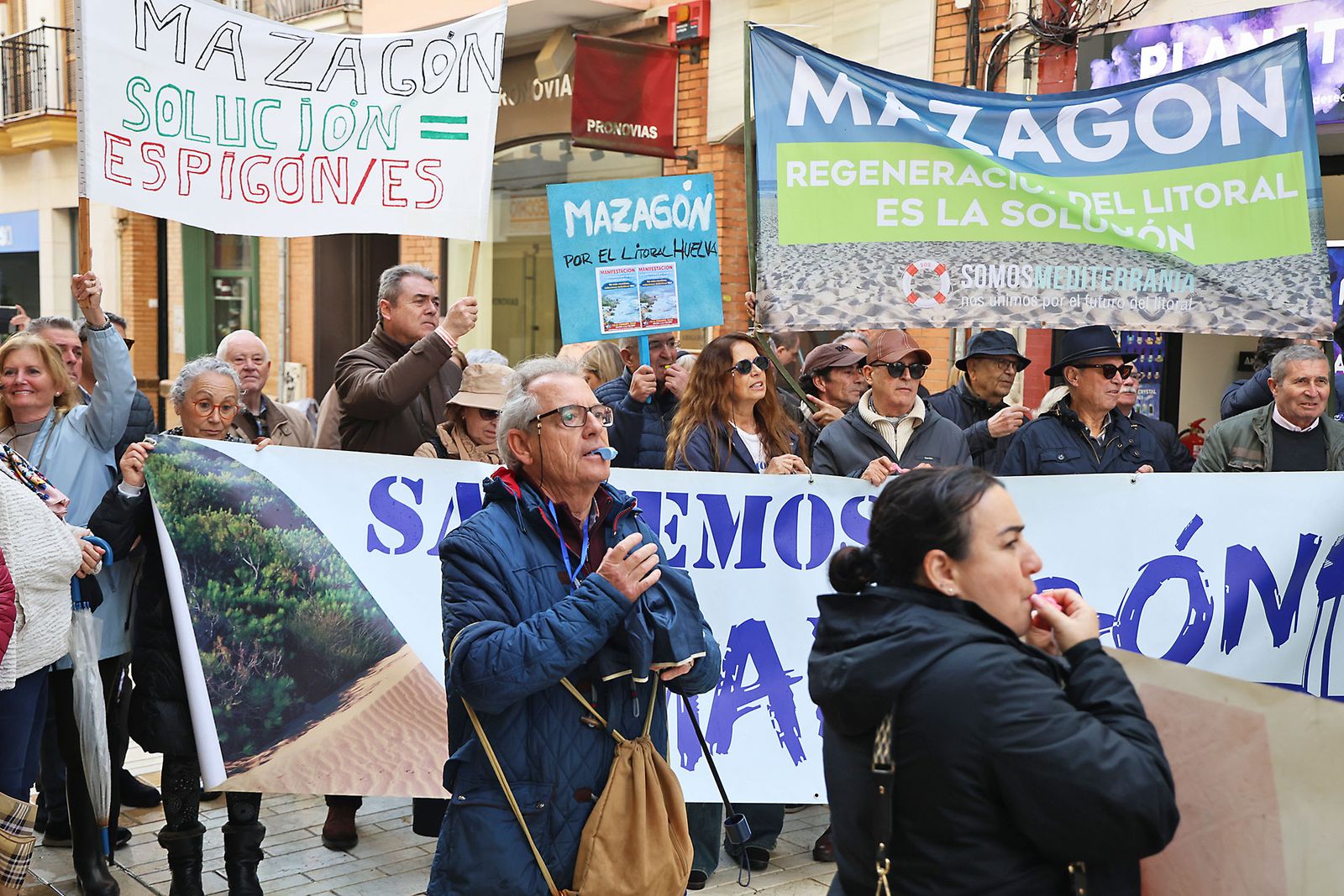 Fotografías de la manifestación en Huelva para exigir la regeneración de las playas