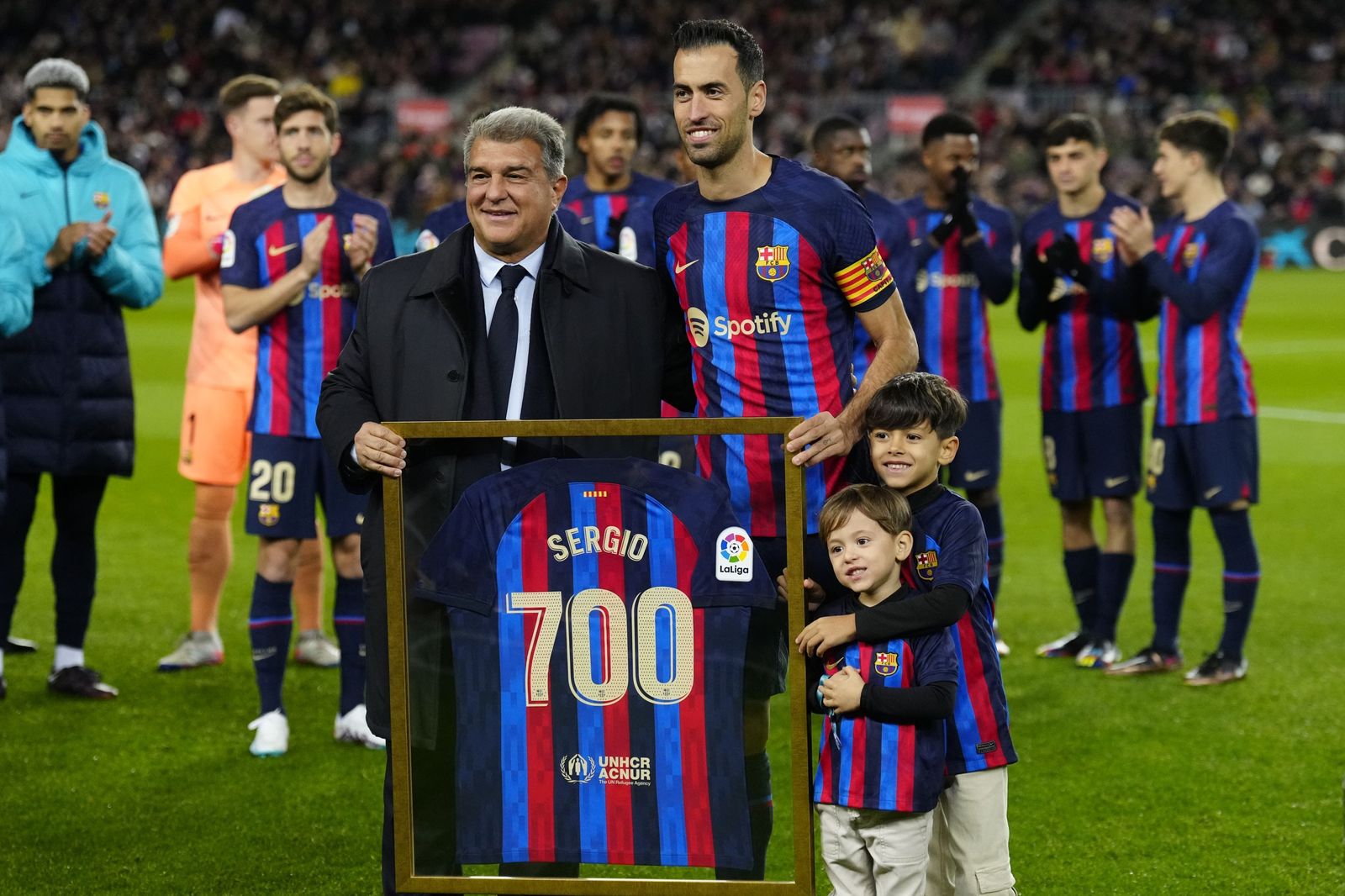 Sergio Busquets, junto a Joan Laporta en el homenaje por sus 700 partidos oficiales.