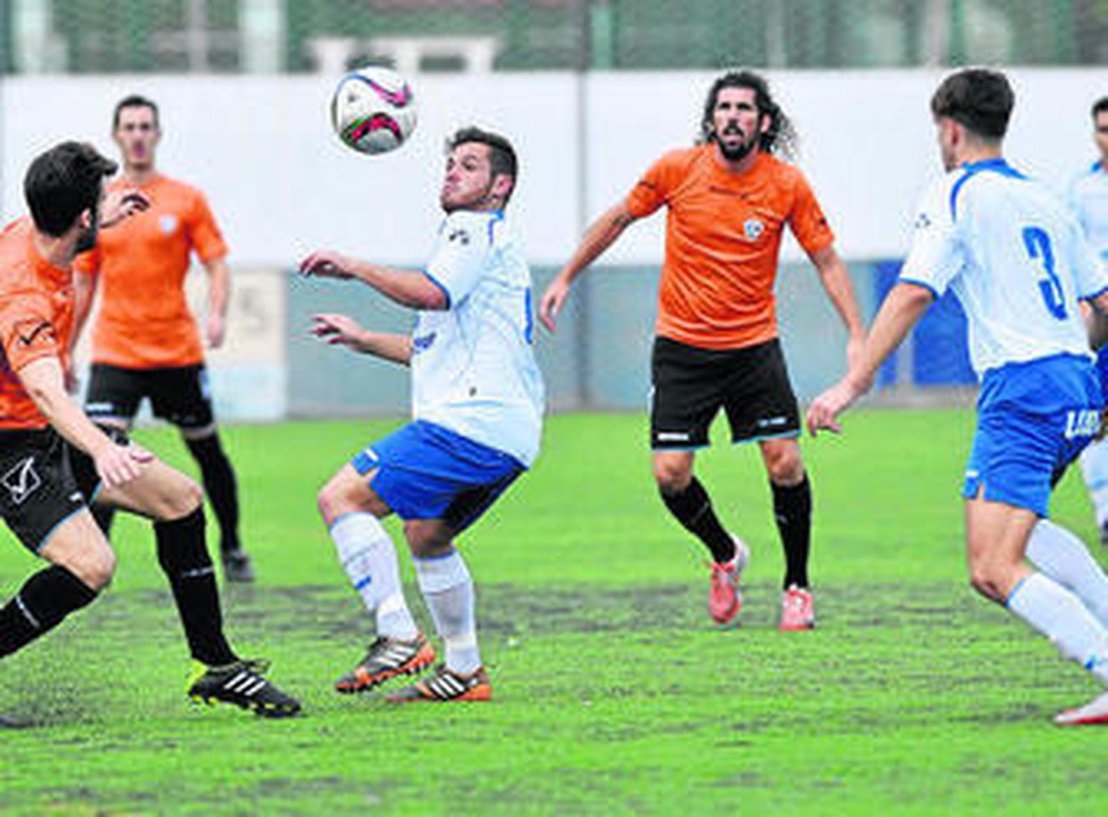Los jugadores del Castilleja Vázquez y Juan acuden a por el balón, en pugna con jugadores de la Lebrijana.