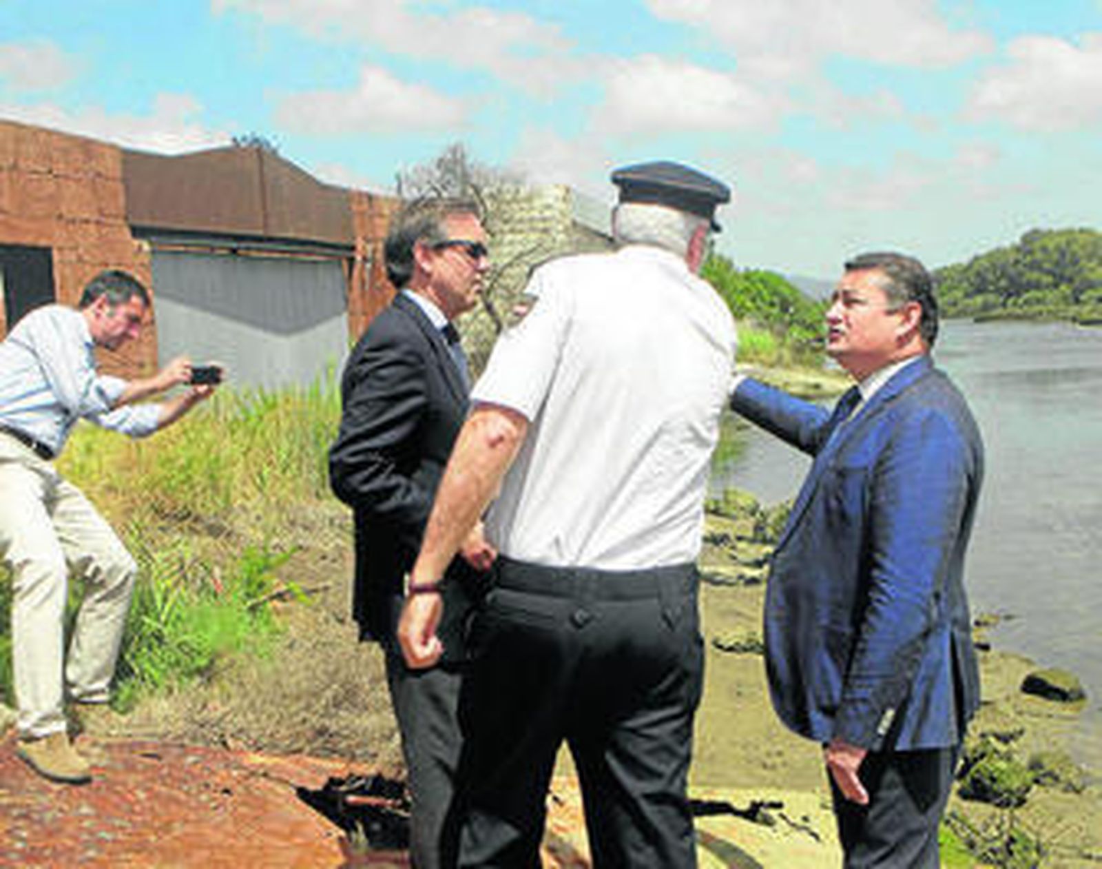 Alberto García y Antonio Sanz reciben explicaciones sobre el 'narcoembarcadero' desarticulado.