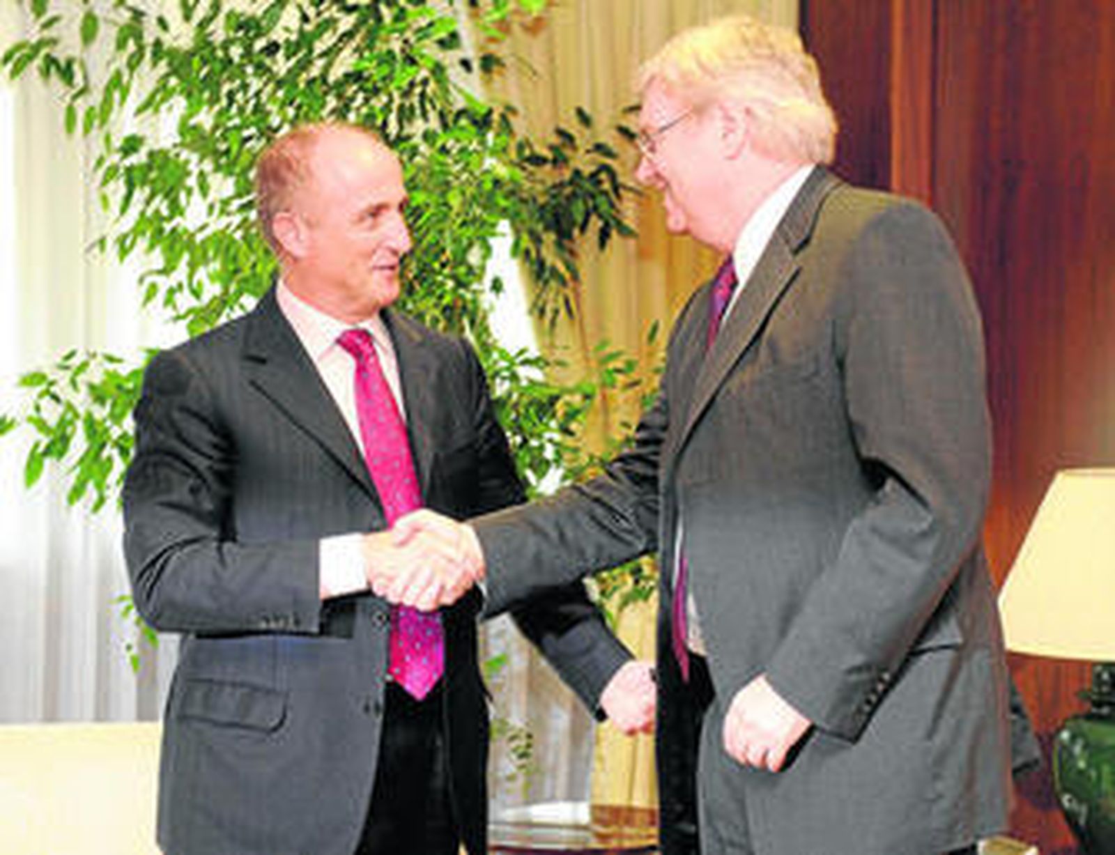 El ministro de Industria, Miguel Sebastián, junto al consejero delegado de GM-Europa, Nick Reilly.