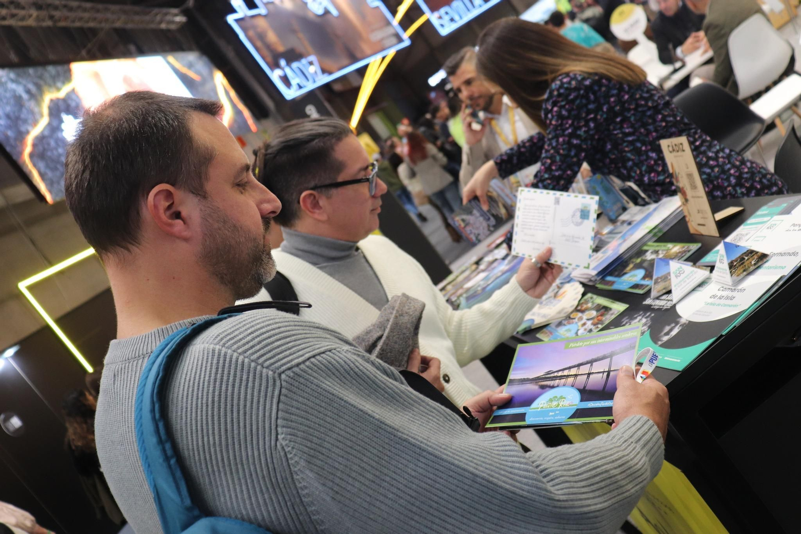 Algunos de los visitantes del espacio de Puerto Real en Fitur