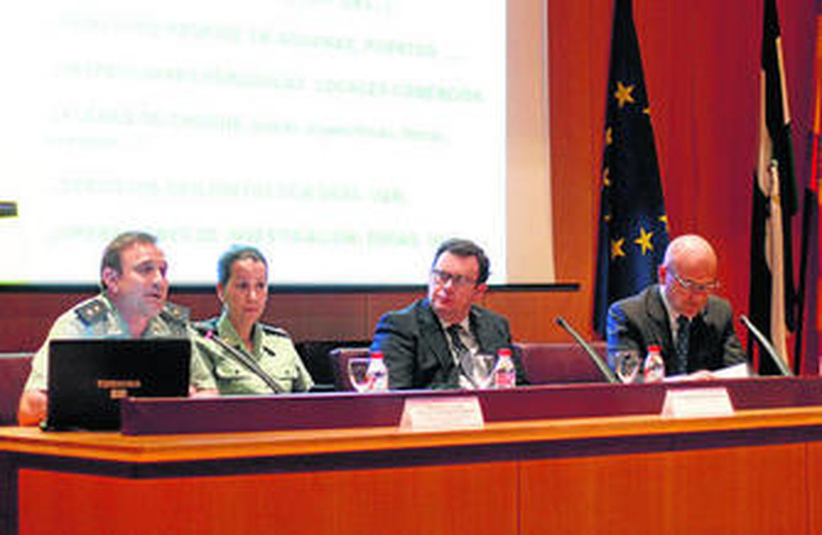 El teniente coronel Alfonso Rodríguez, junto a Francisco Sánchez Zambrano, redactor jefe de 'Diario de Cádiz'; y Miguel Arrocha, de la Aduana de La Línea.