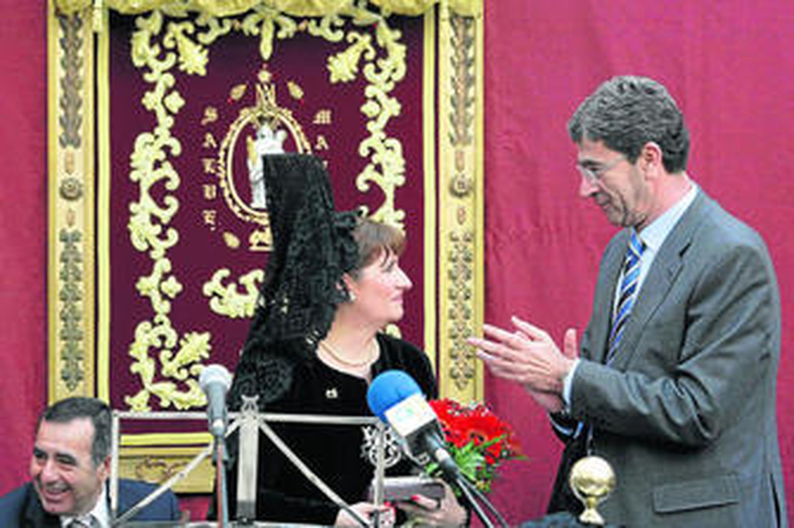 Dolores Iglesias recibe el reconocimiento de la Tertulia Cofrade La Levantá de manos del alcalde, Tomás Herrera, ayer en la Fundación.