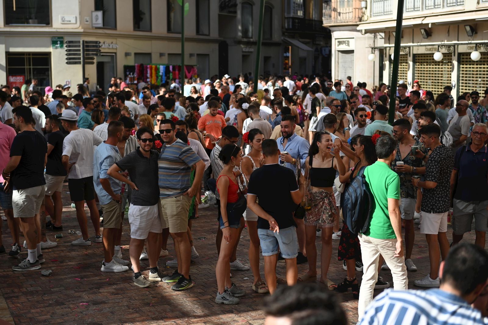 Aglomeración en la confluencia entre la plaza de la Constitución y la calle Granada.