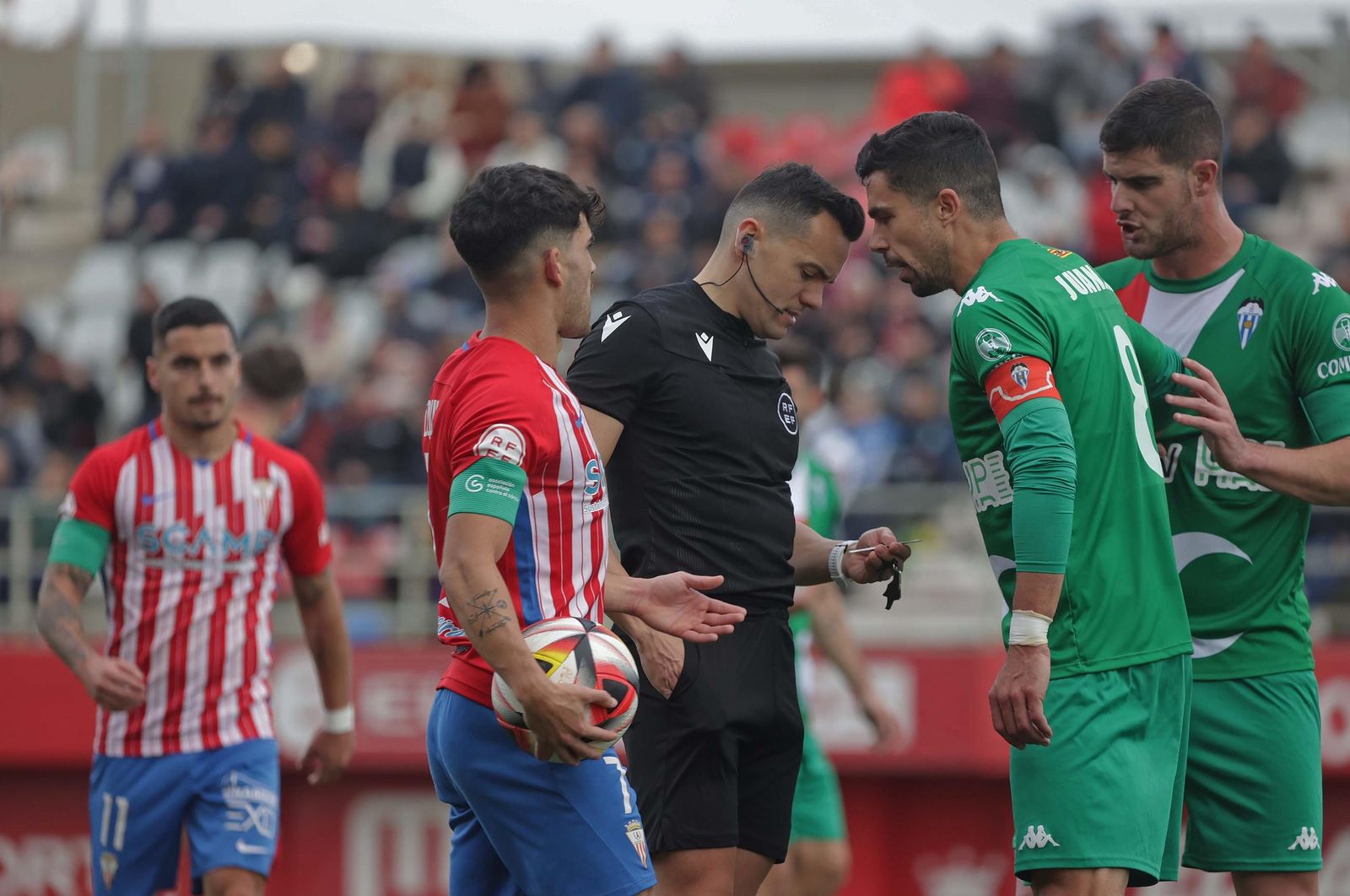 Un momento del Algeciras-Alcoyano de la pasada temporada, con Zequi Diaz y Tomás, al fondo