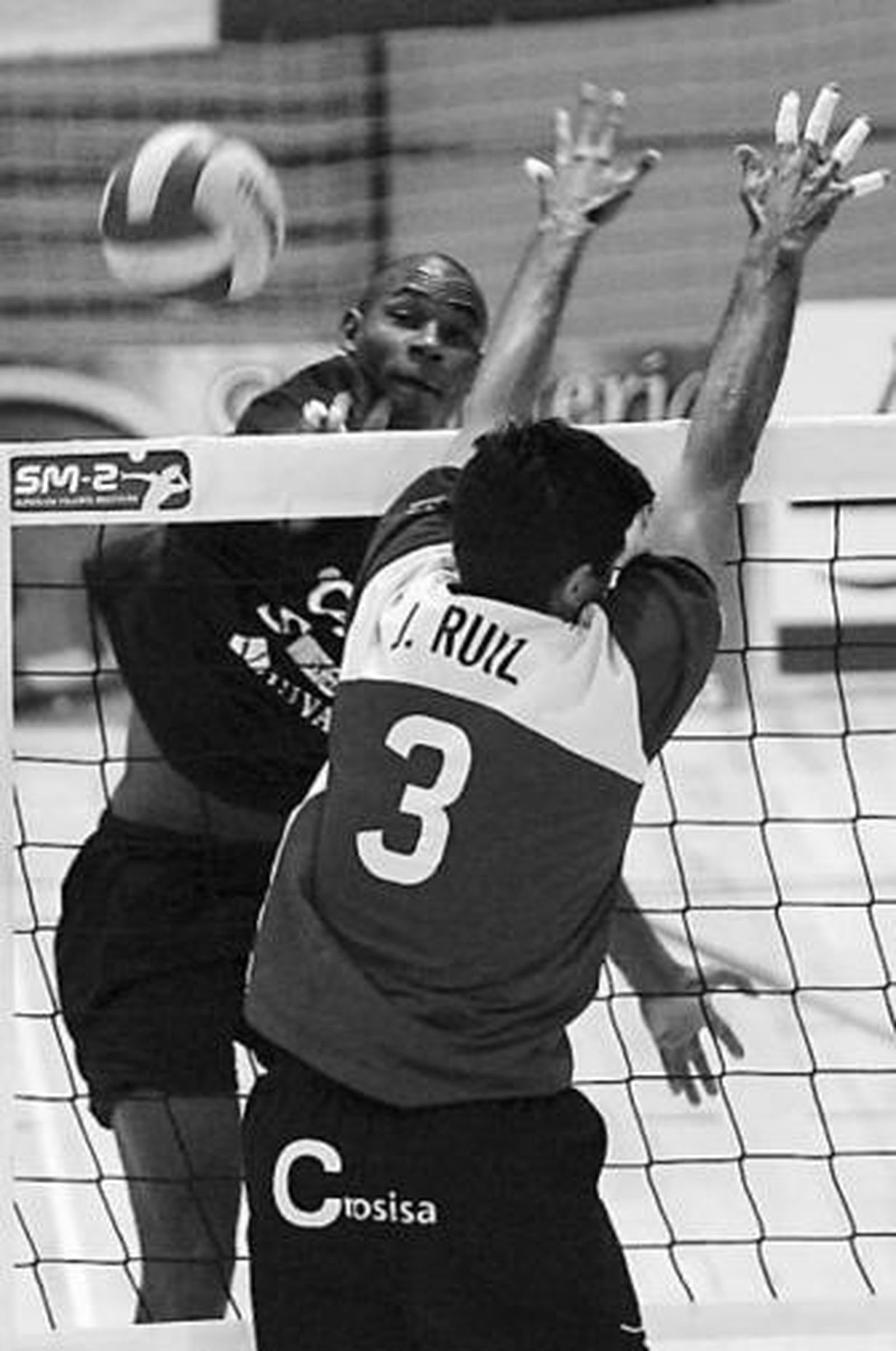 El jugador cajista Da Silveira remata esquivando el bloqueo.