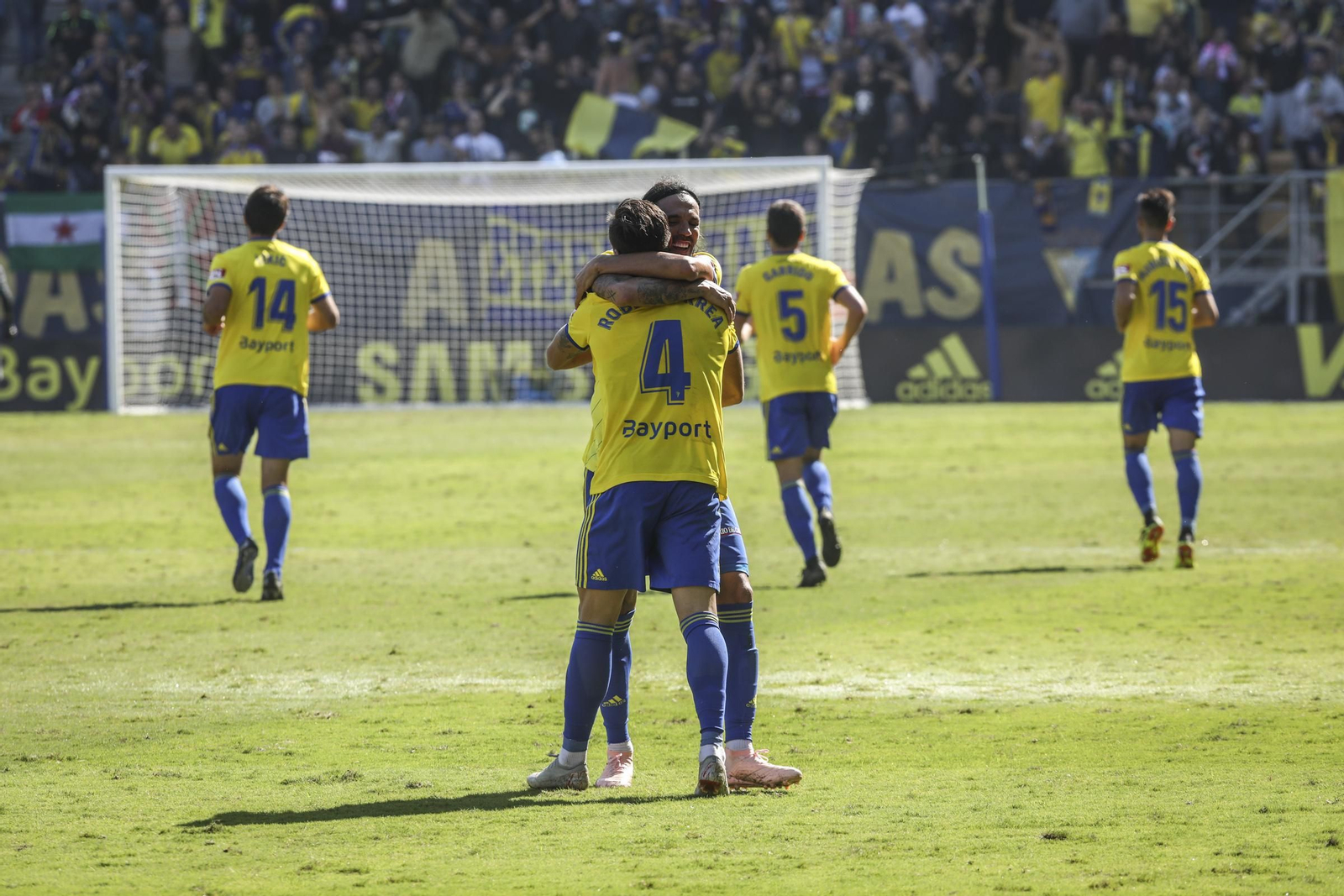 Los defensas Sergio Sánchez y Rober Correa celebran el tanto del lateral al Elche esta temporada.