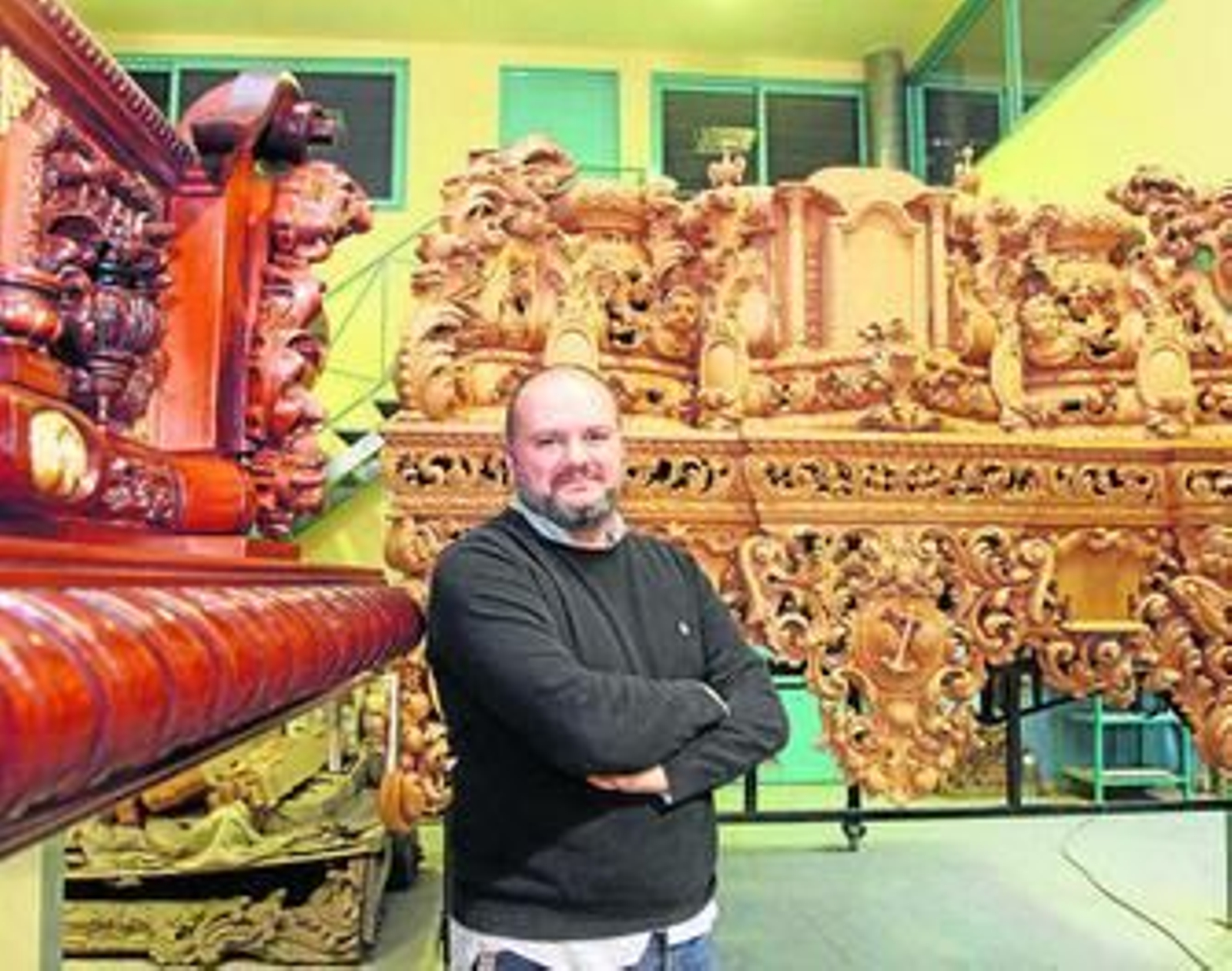 José Carlos Rubio, junto a dos de sus pasos en su taller de Las Quemadas.