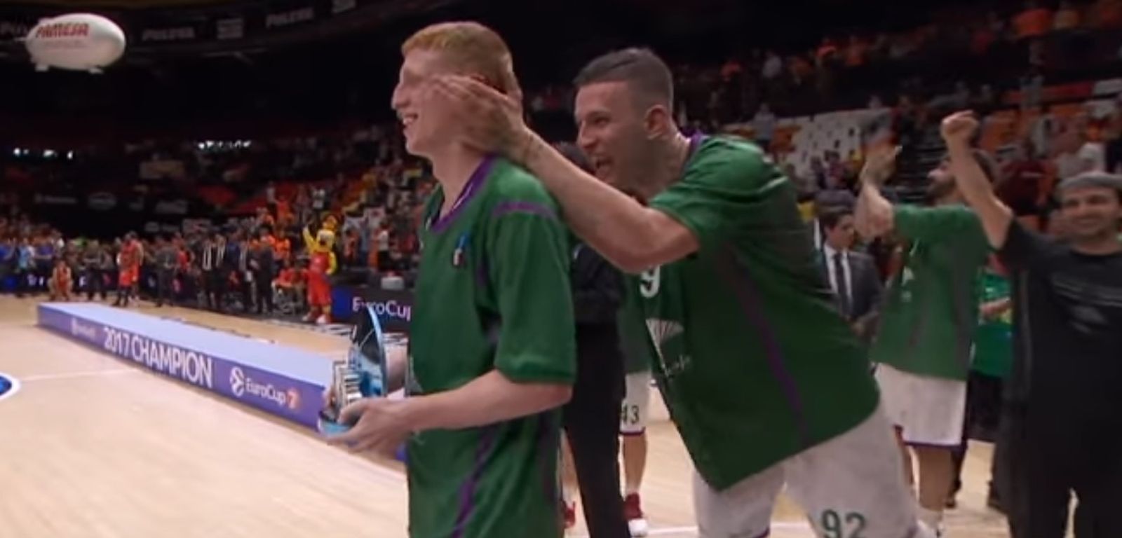 Alberto, con el MVP, felicitado por Omic.