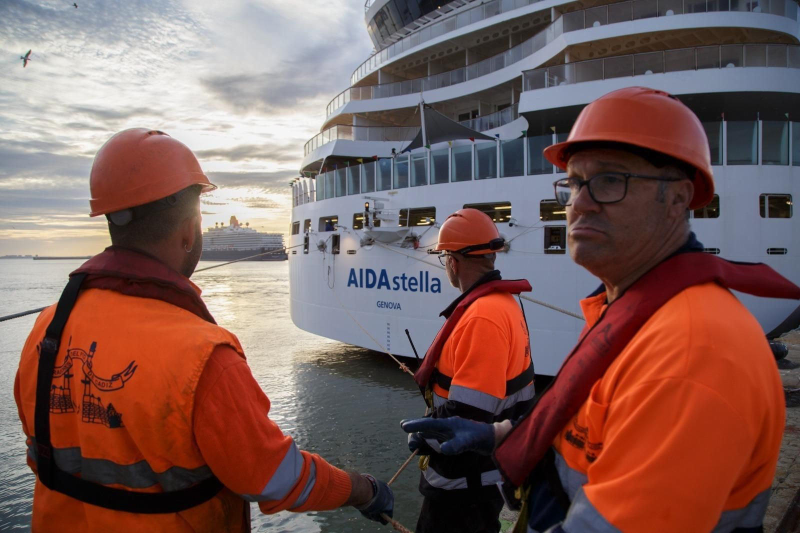 Tres grandes cruceros trajeron este miércoles hasta Cádiz a varios miles de turistas