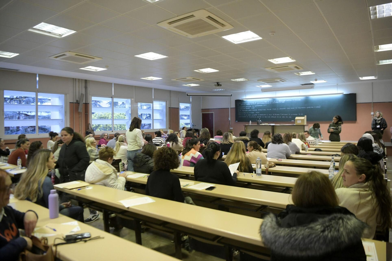 Opositores durante la realización de un proceso selectivo para la Administración